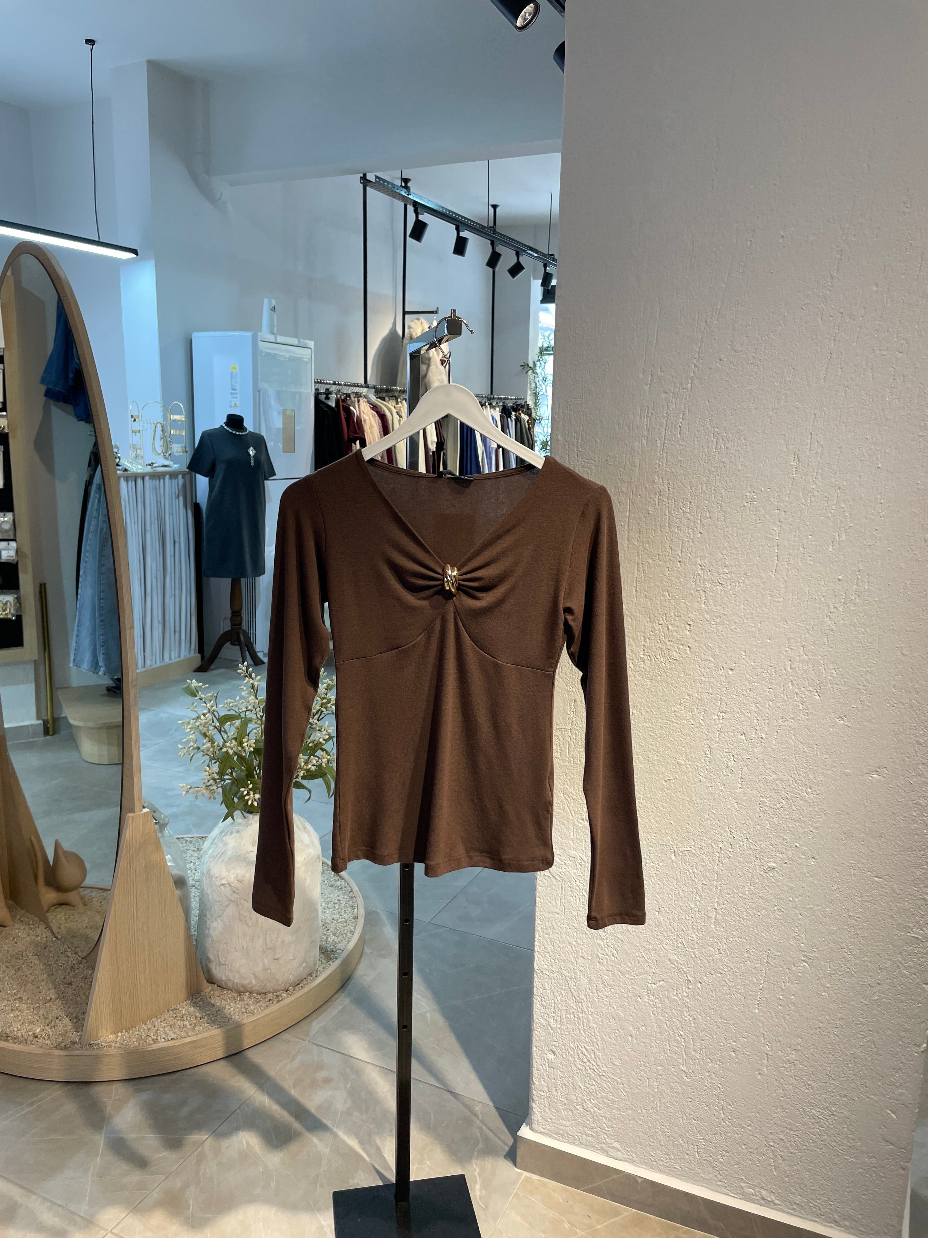 Yakası Tokalı Bluz