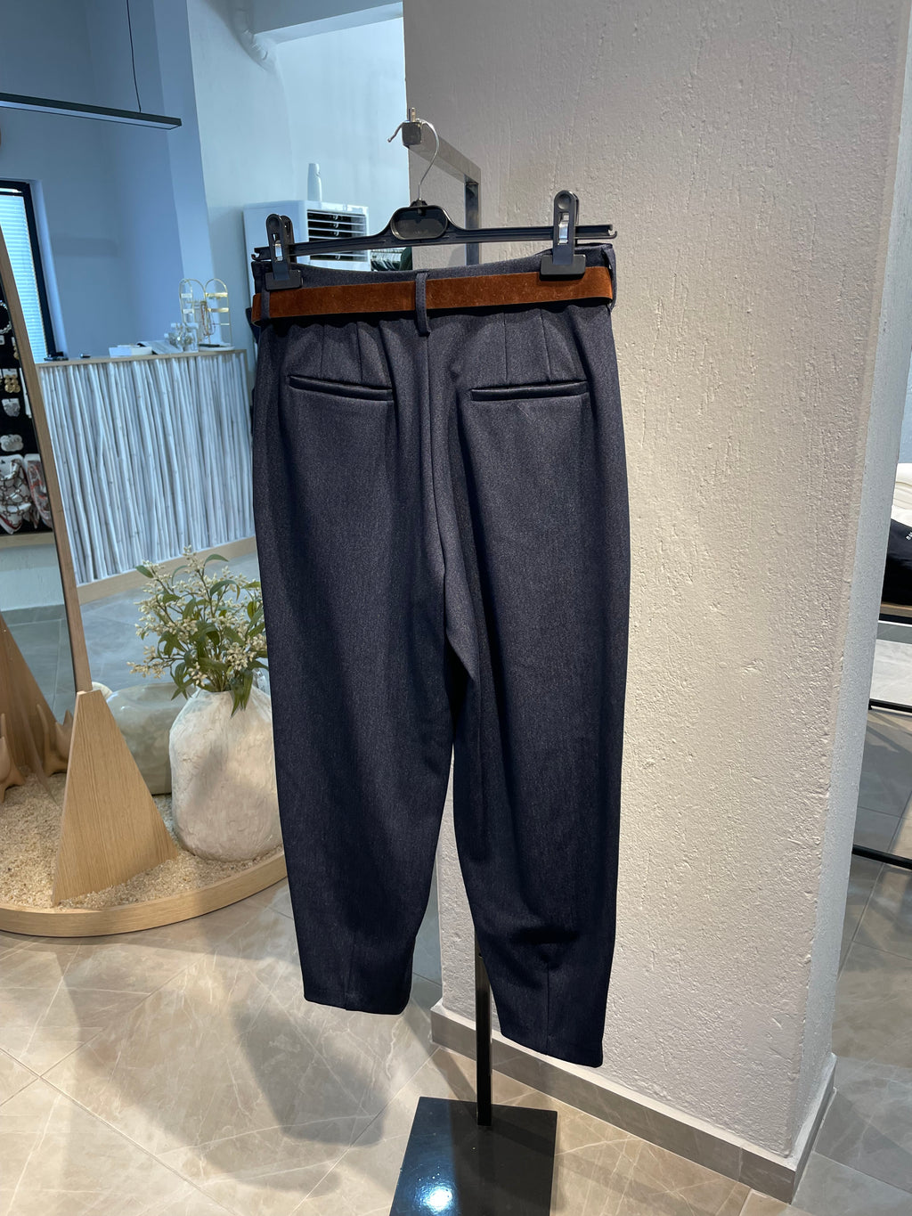 Kemerli Dokulu Lacivert Pensli Pantolon