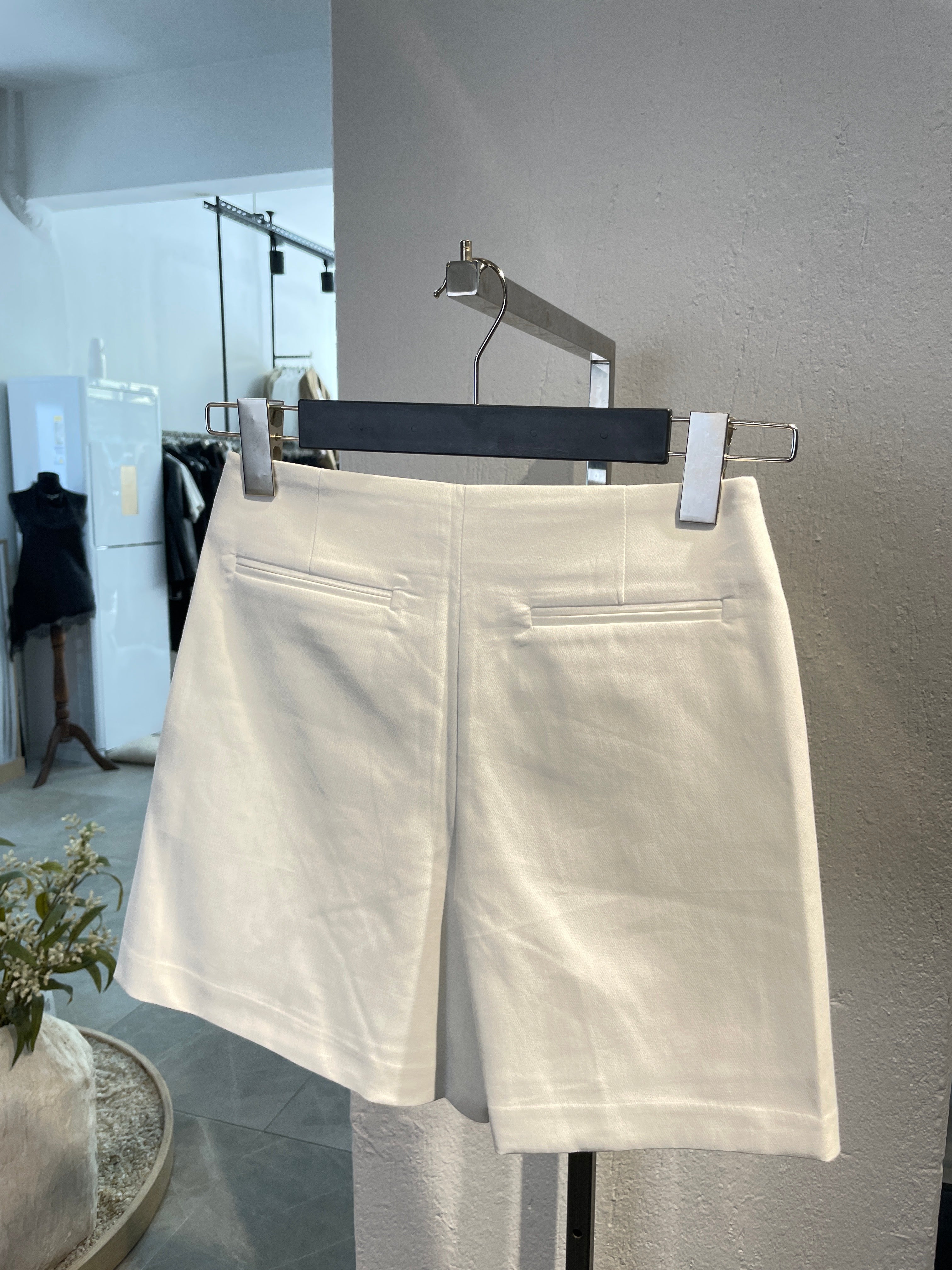 Cep Ve Yırtmaç Detaylı Şort Etek