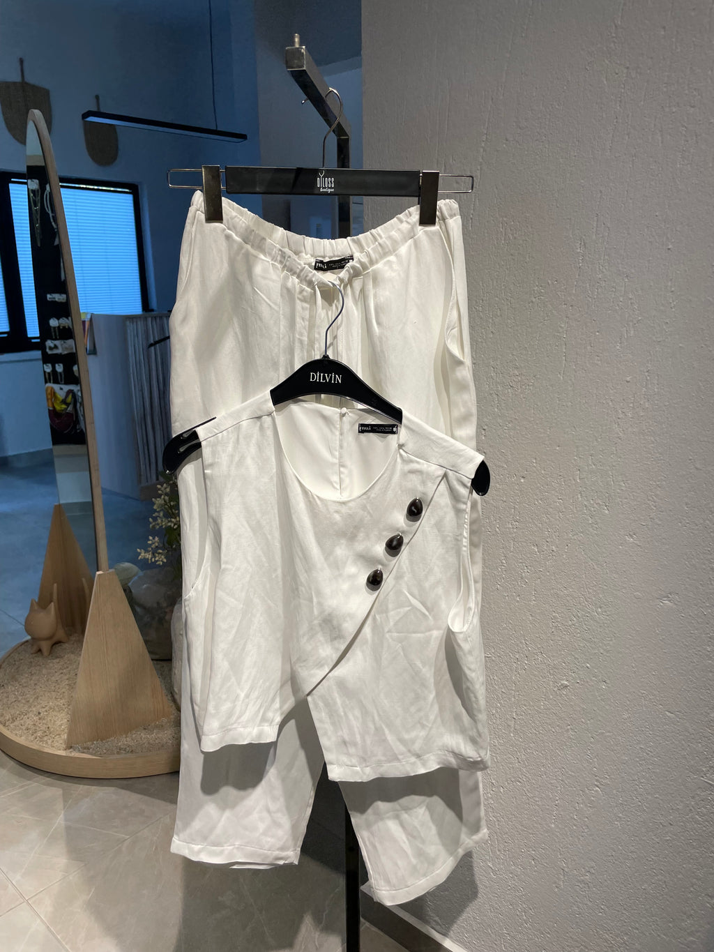 Beyaz Düğme Detaylı Alt-Üst Takım