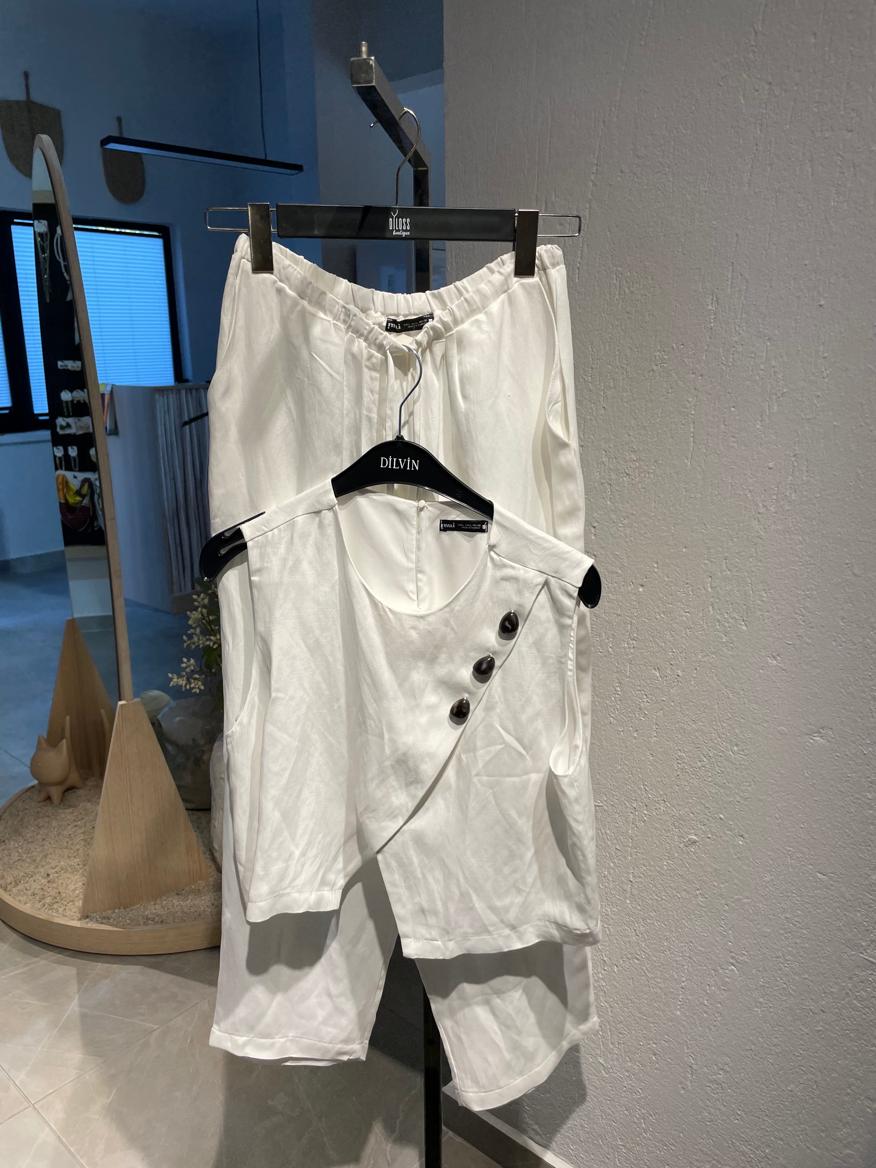 Beyaz Düğme Detaylı Alt-Üst Takım