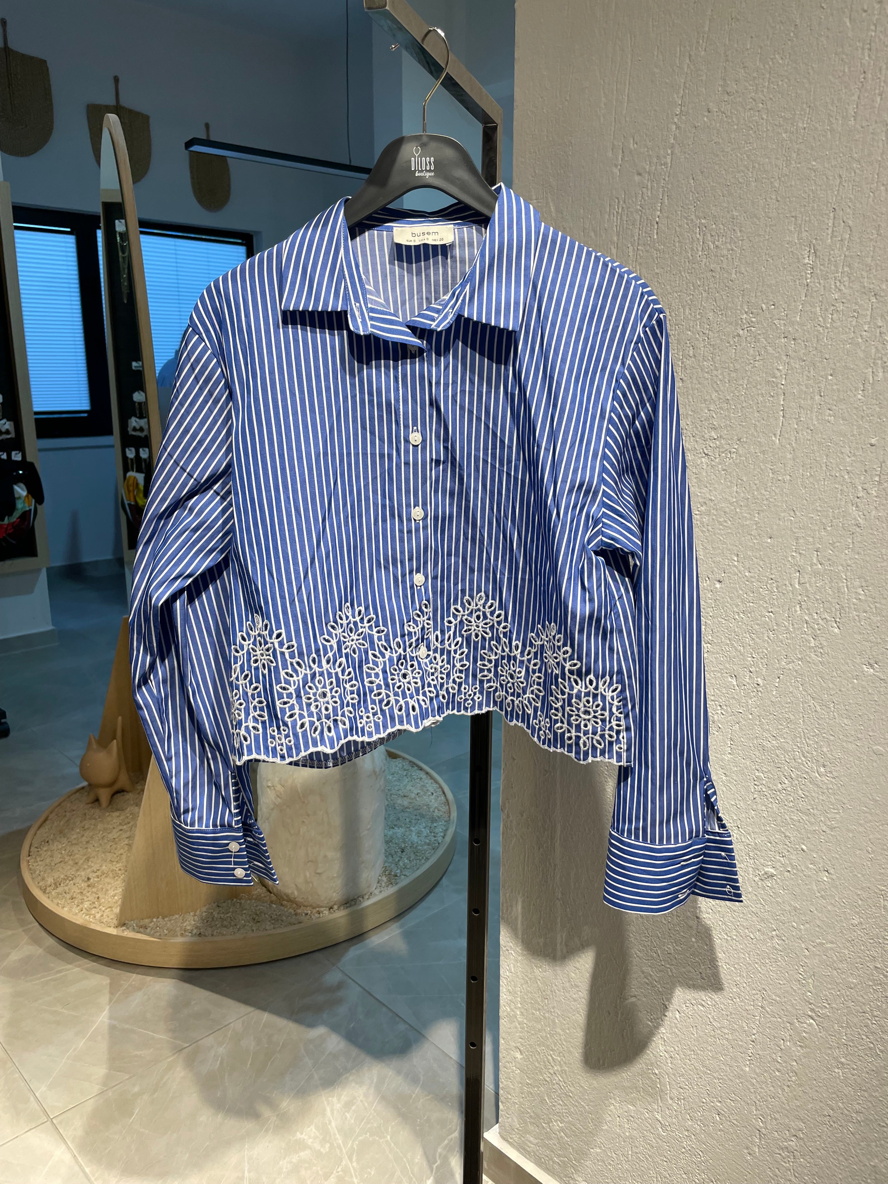 Çiçek Nakışlı Kısa Gömlek