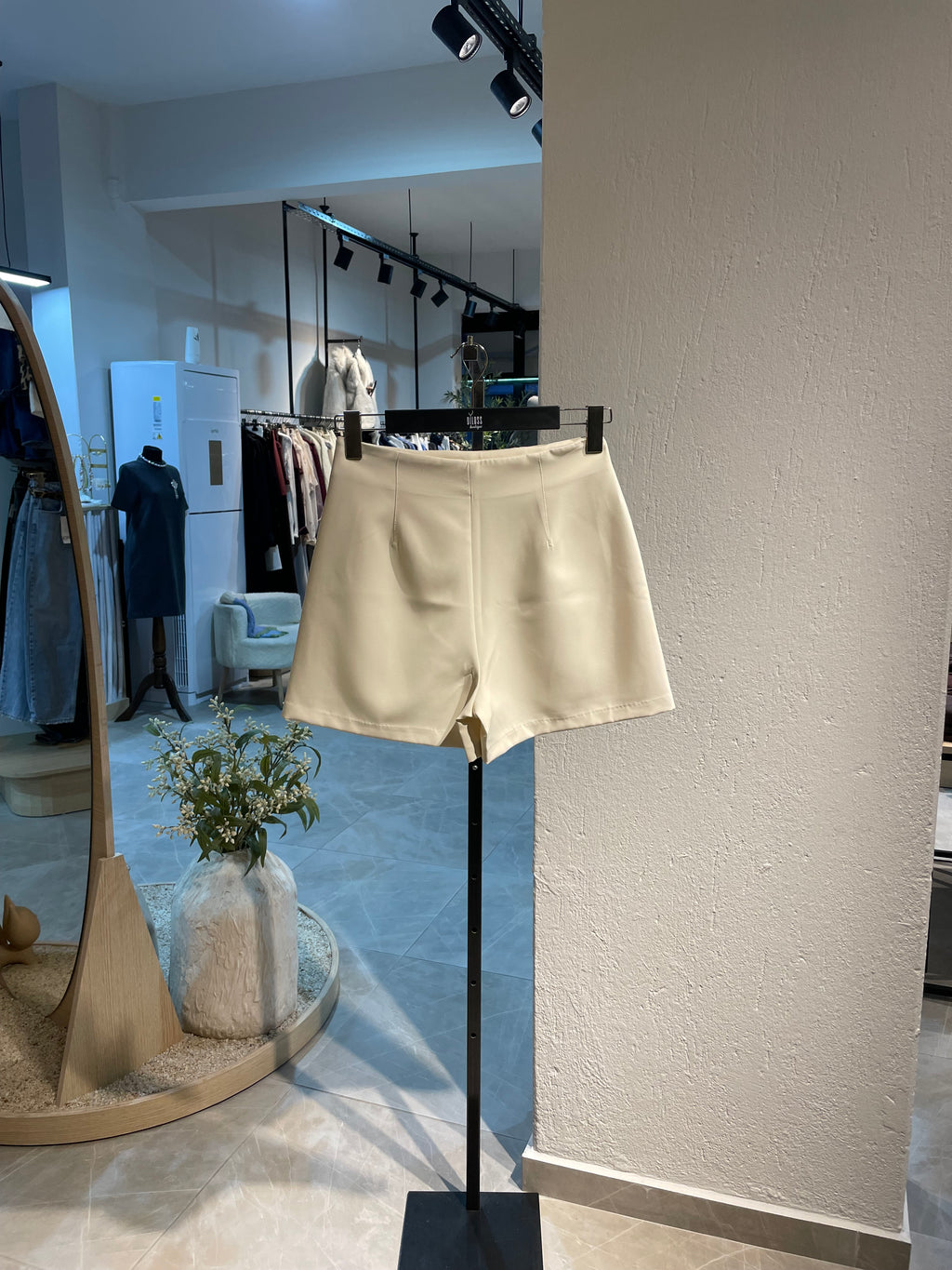 Ekru Düz Kesim Şort