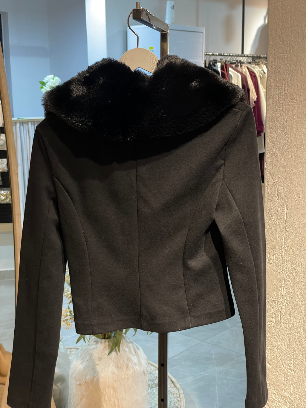 Şık Yakası Kürklü Düğmeli Takım