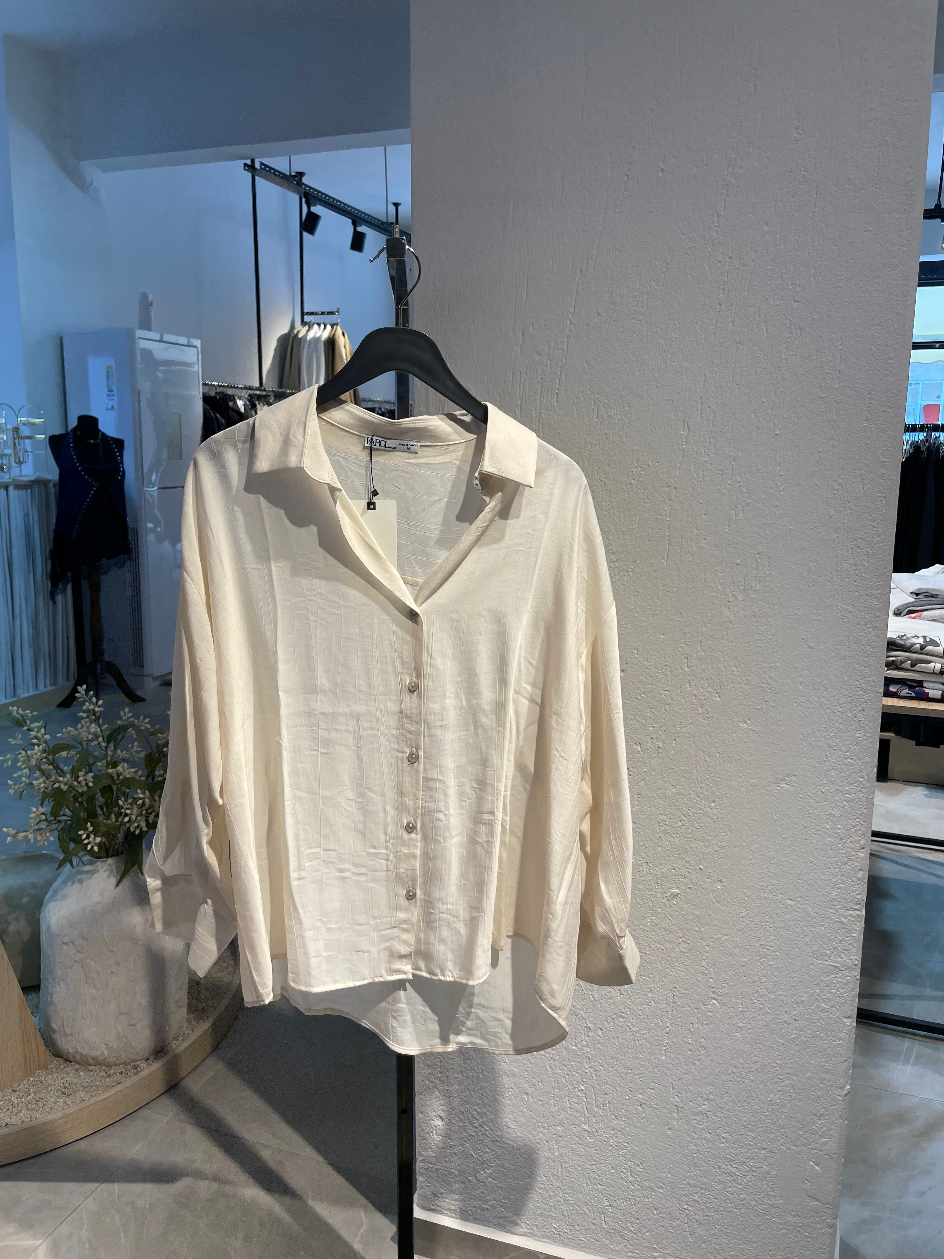 Marka Dökümlü Krem Gömlek