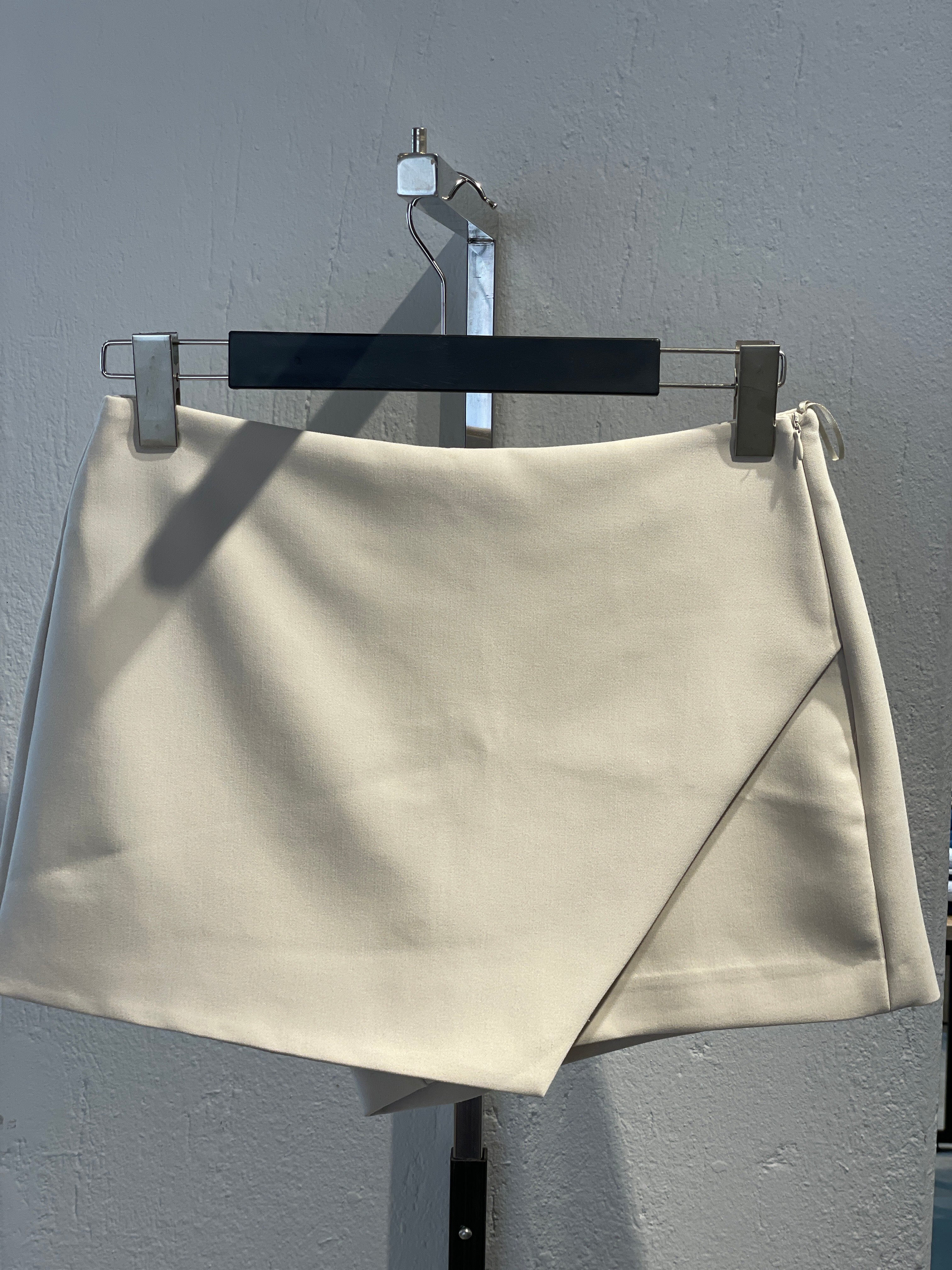 Yırtmaçlı Asimetrik Kesim Etek