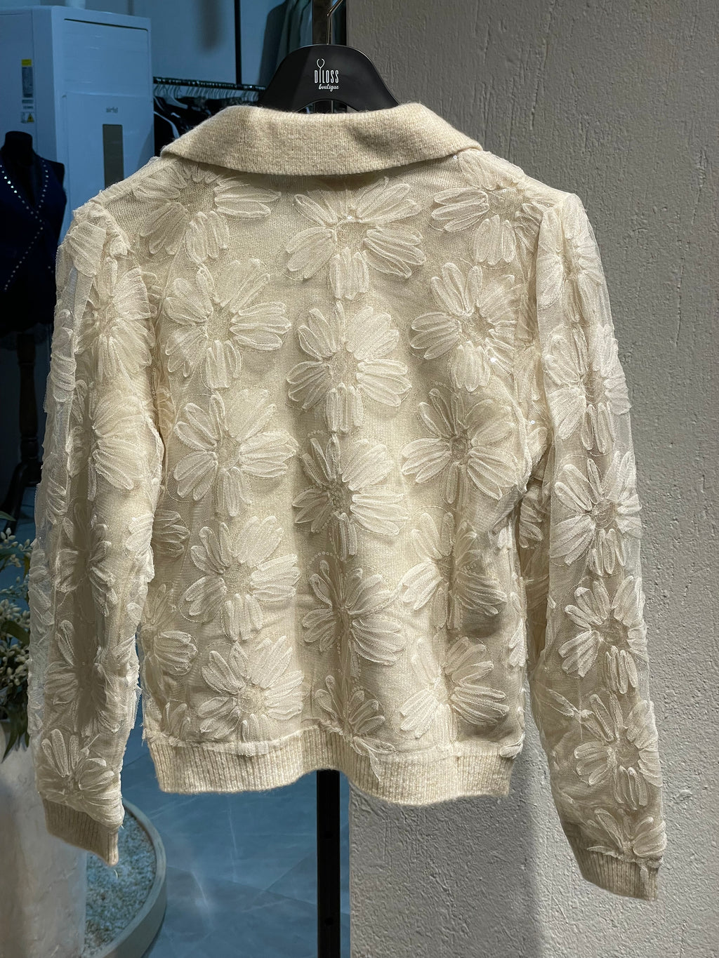 Krem Çiçekli ve Pul Detaylı Hırka