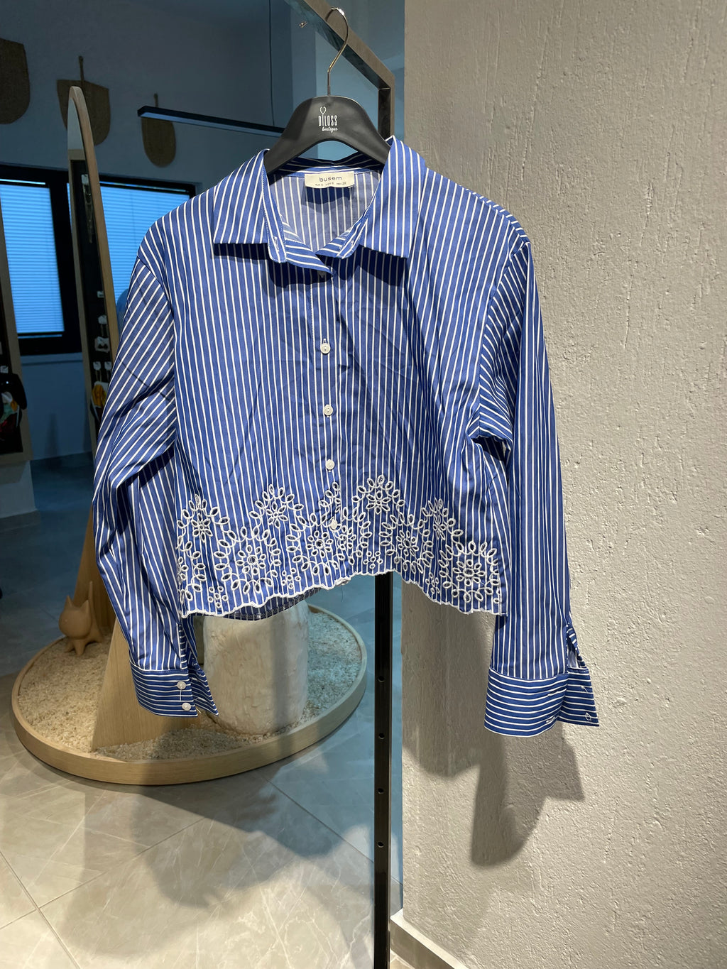 Çiçek Nakışlı Kısa Gömlek