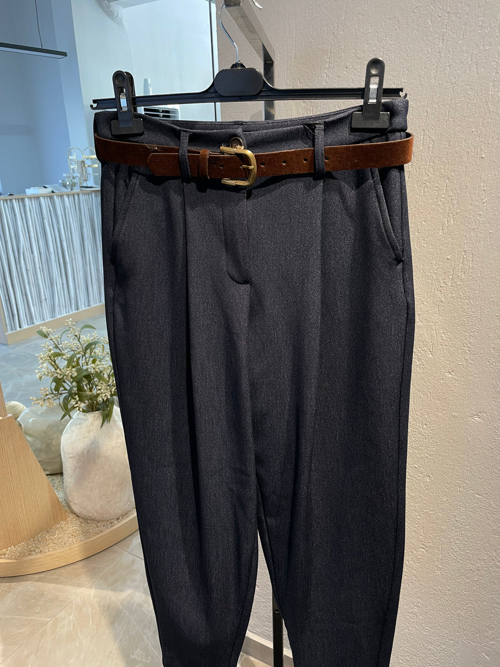 Kemerli Dokulu Lacivert Pensli Pantolon