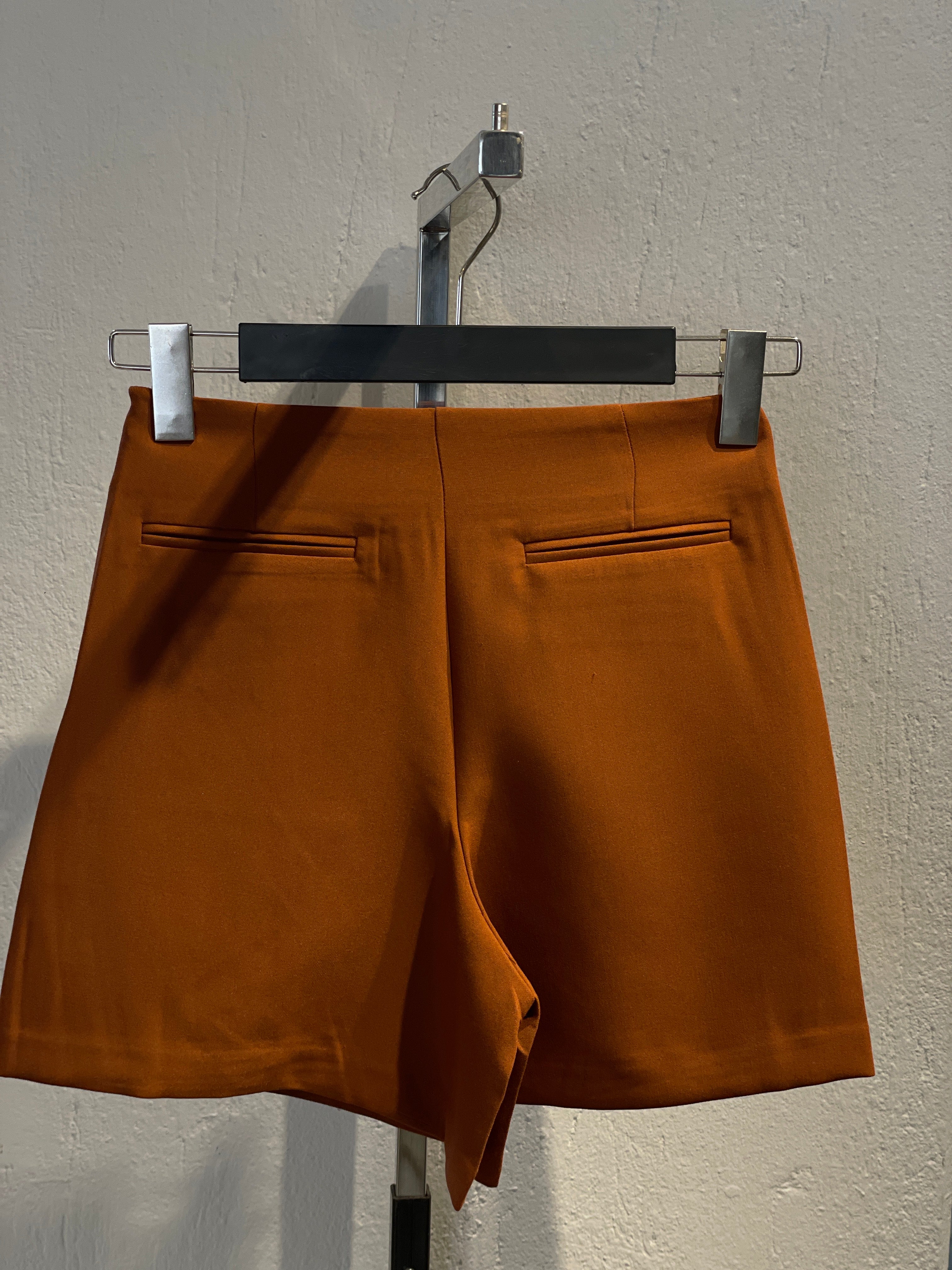 Cep Ve Yırtmaç Detaylı Şort Etek