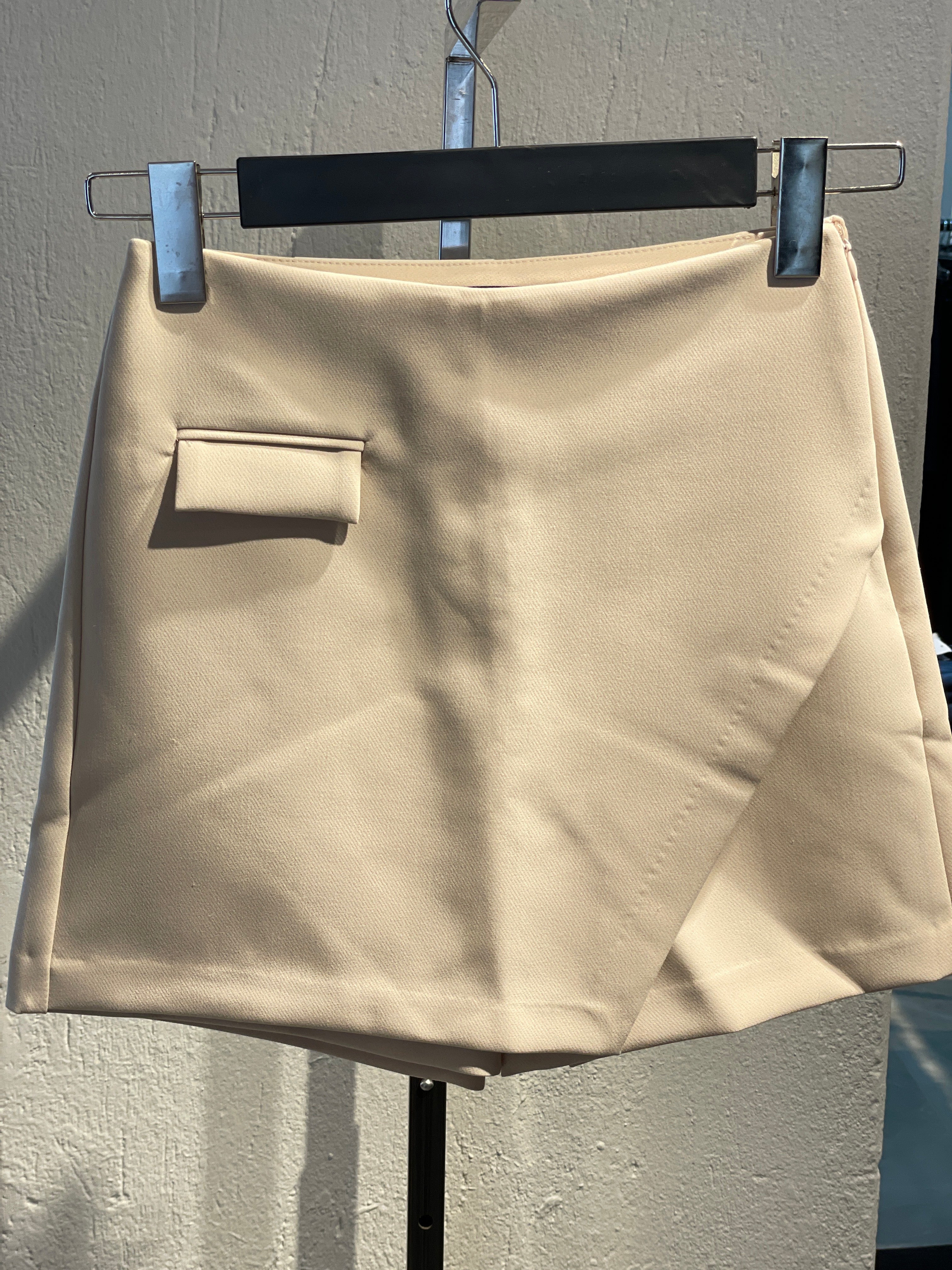 Cep Ve Yırtmaç Detaylı Şort Etek