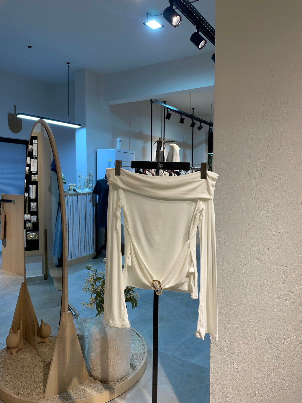 Tokalı Kayık Yaka Bluz