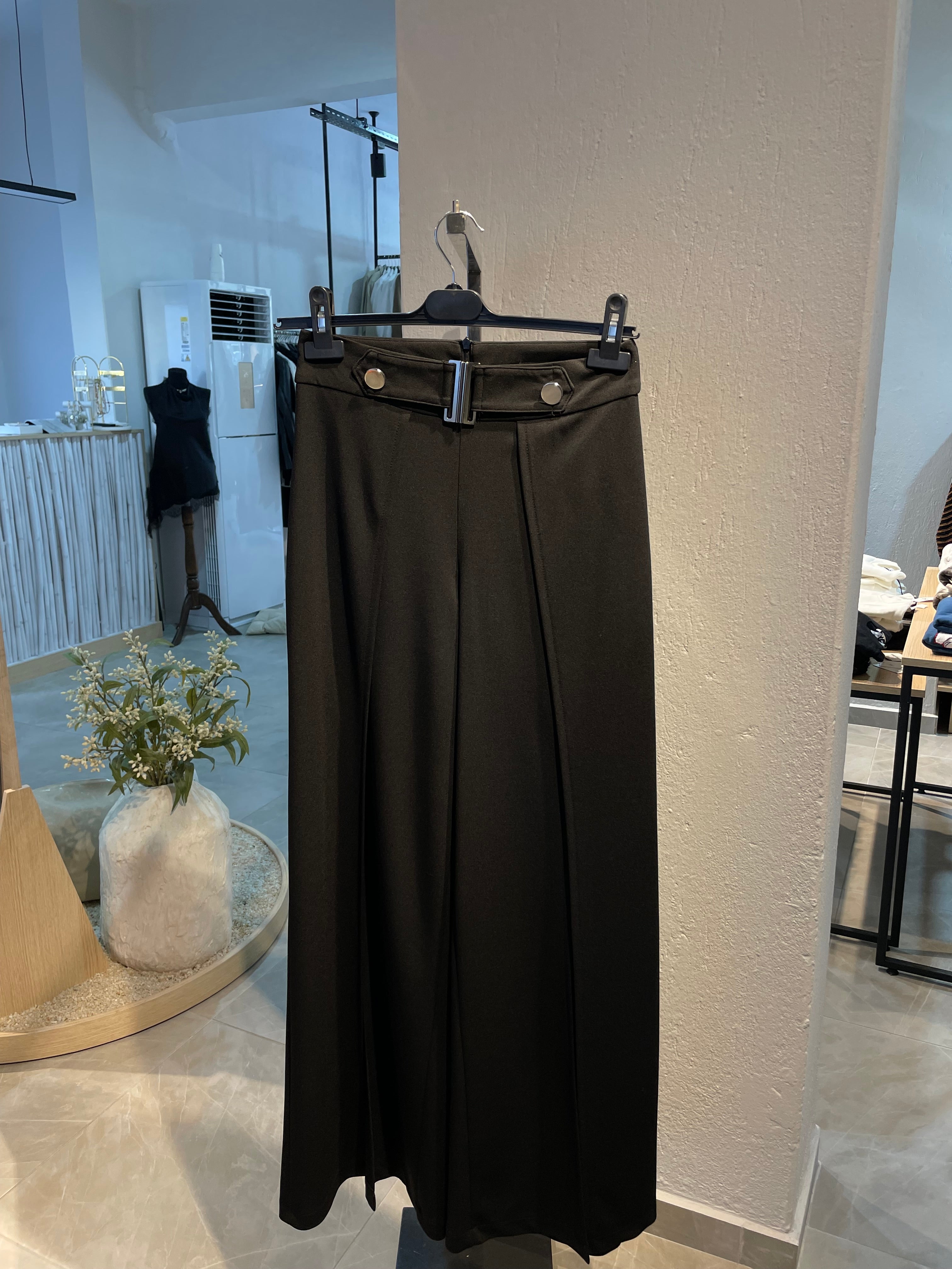 Önden Yırtmaçlı Kemer Detaylı Kumaş Pantolon