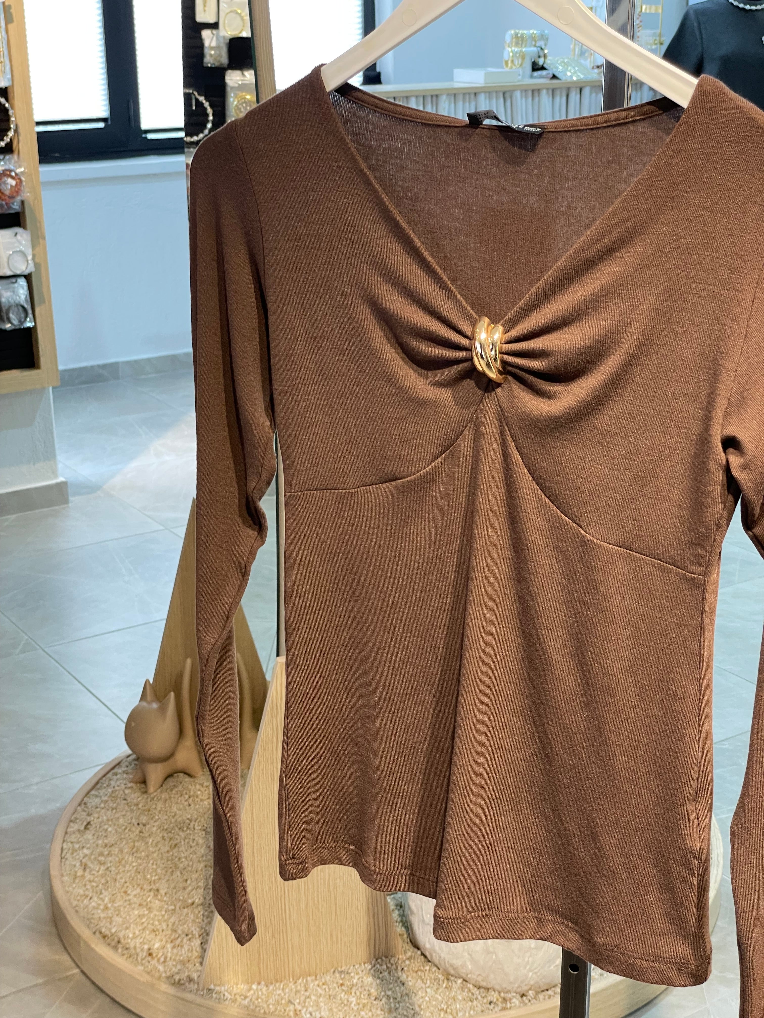 Yakası Tokalı Bluz