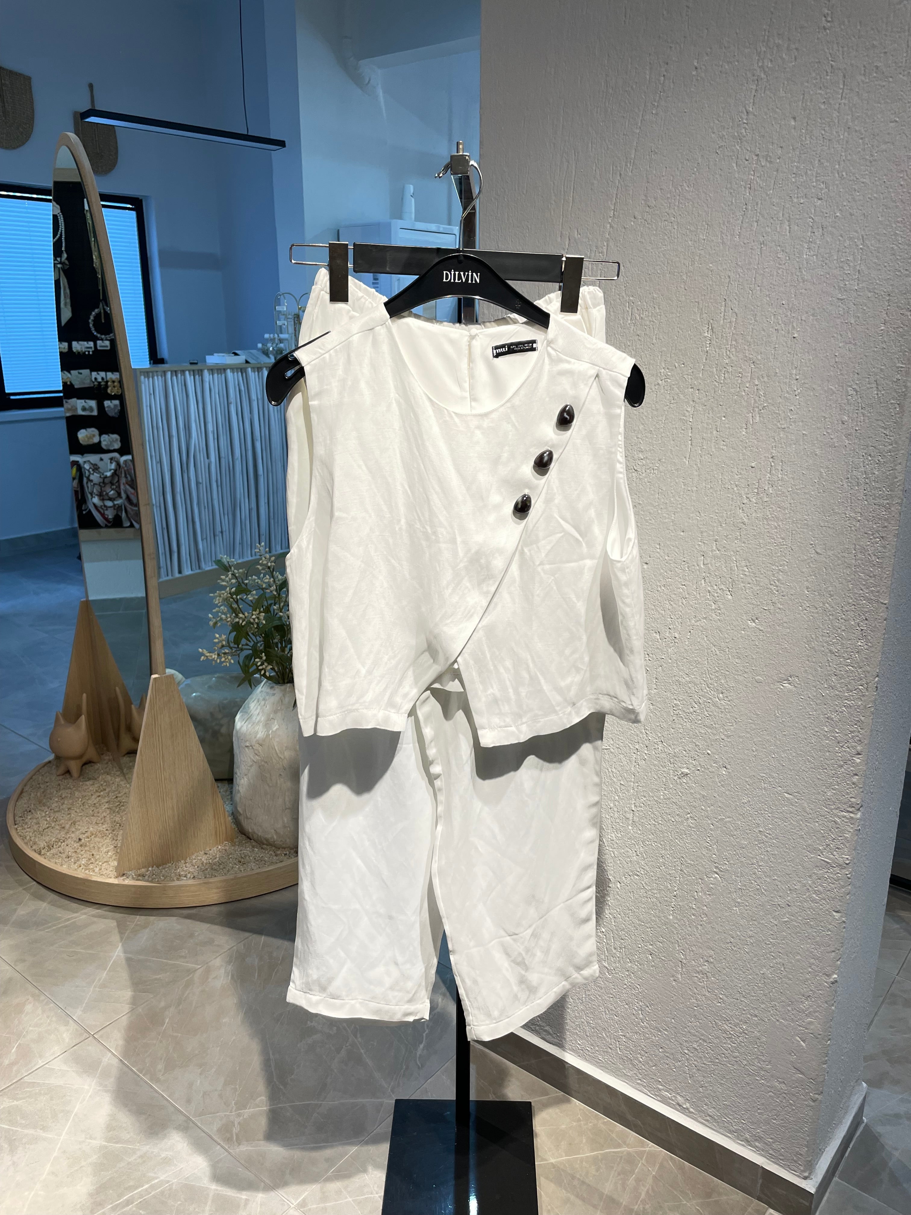 Beyaz Düğme Detaylı Alt-Üst Takım