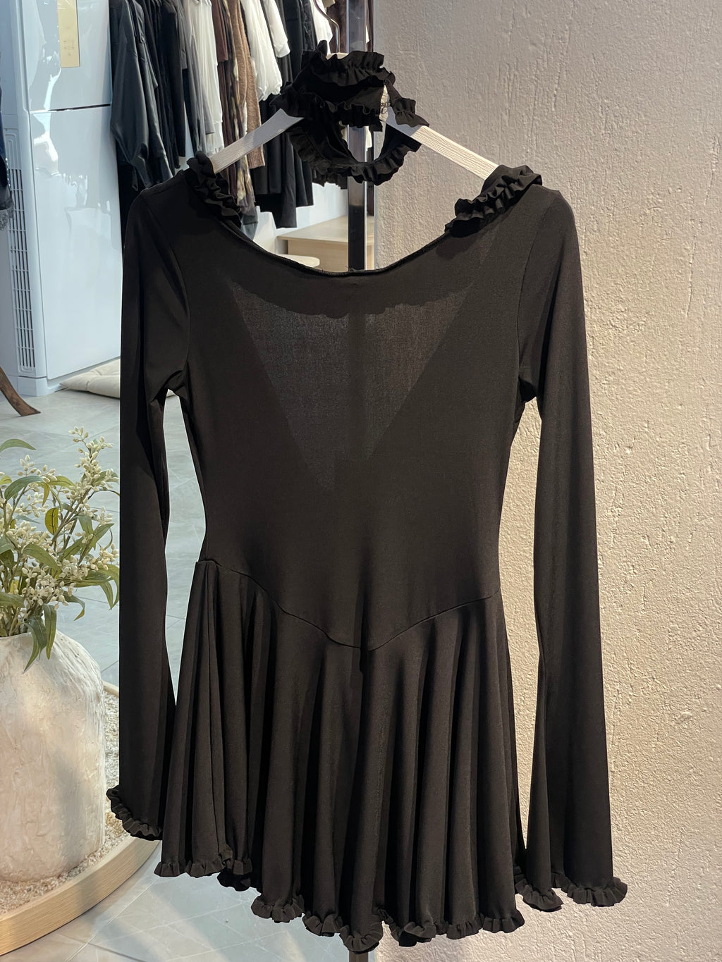 Siyah Rahat Kumaş Sırt Açık Elbise