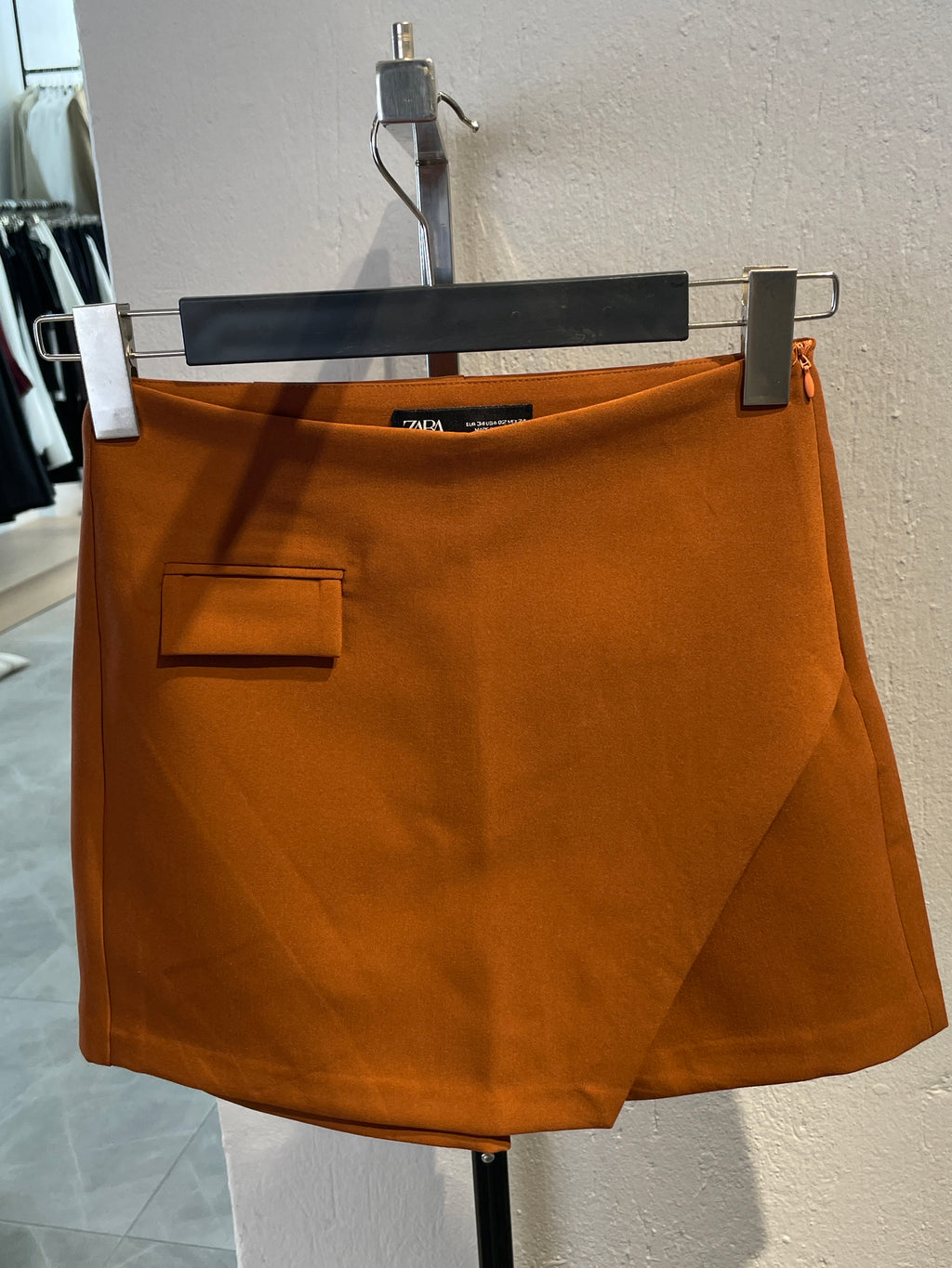 Cep Ve Yırtmaç Detaylı Şort Etek