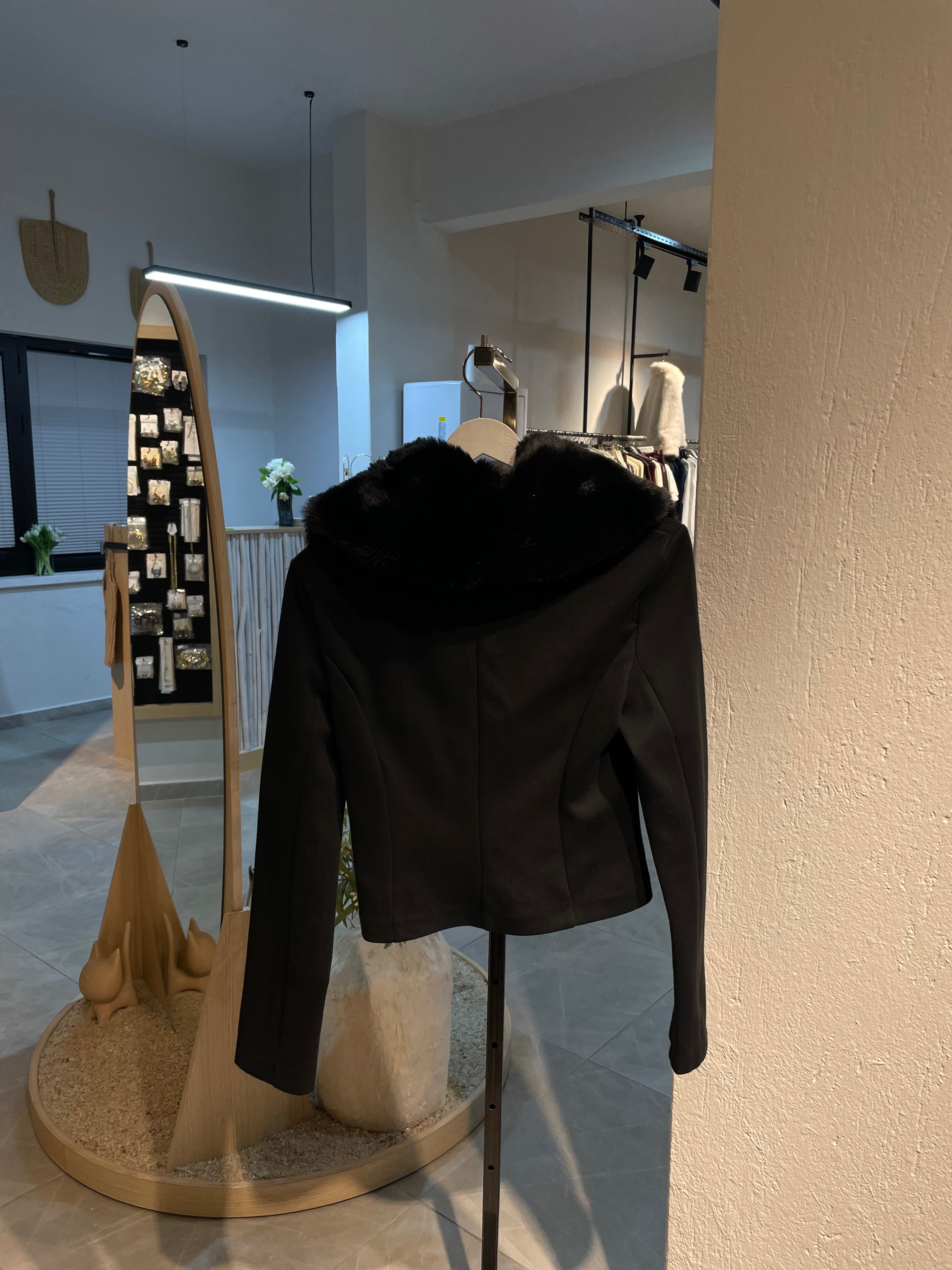 Şık Yakası Kürklü Düğmeli Takım