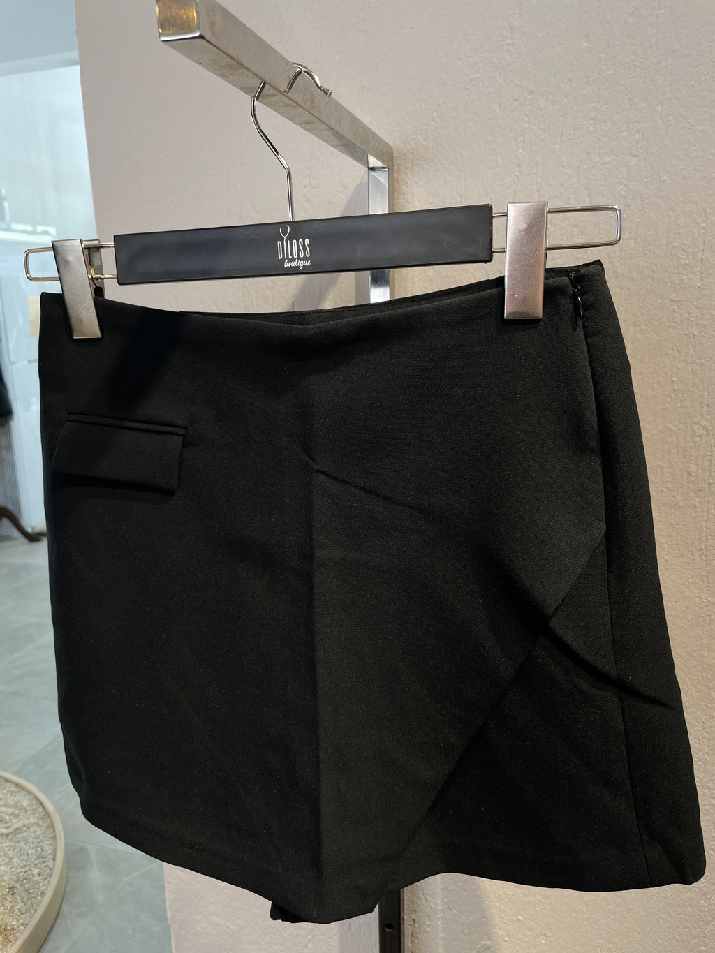 Cep Ve Yırtmaç Detaylı Şort Etek