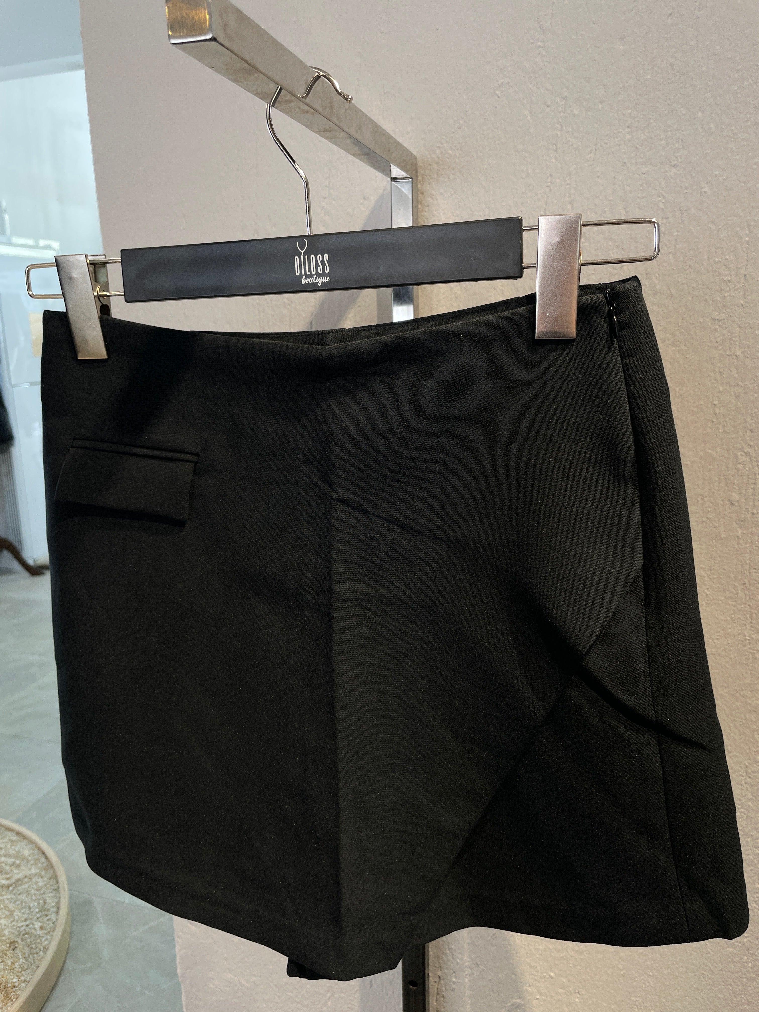 Cep Ve Yırtmaç Detaylı Şort Etek