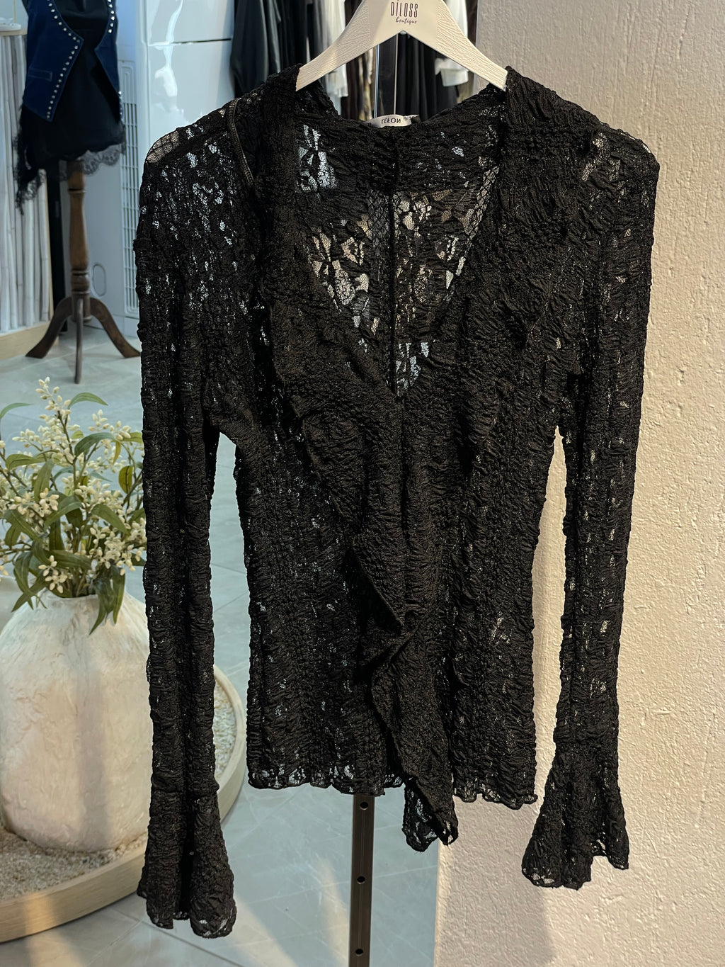 Volan Detaylı Dantel Bluz