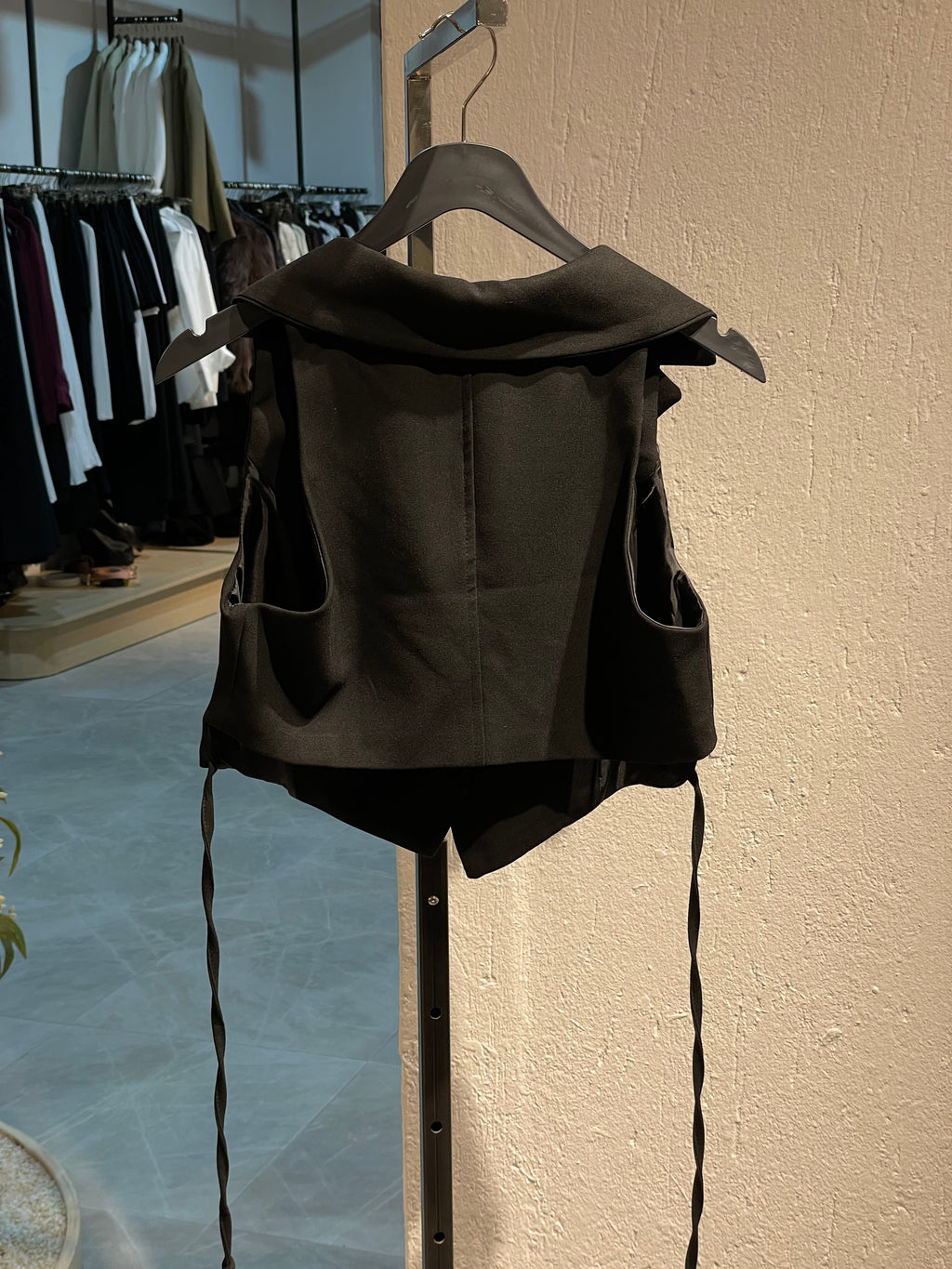 Siyah Kısa Bağlama Detaylı Yelek