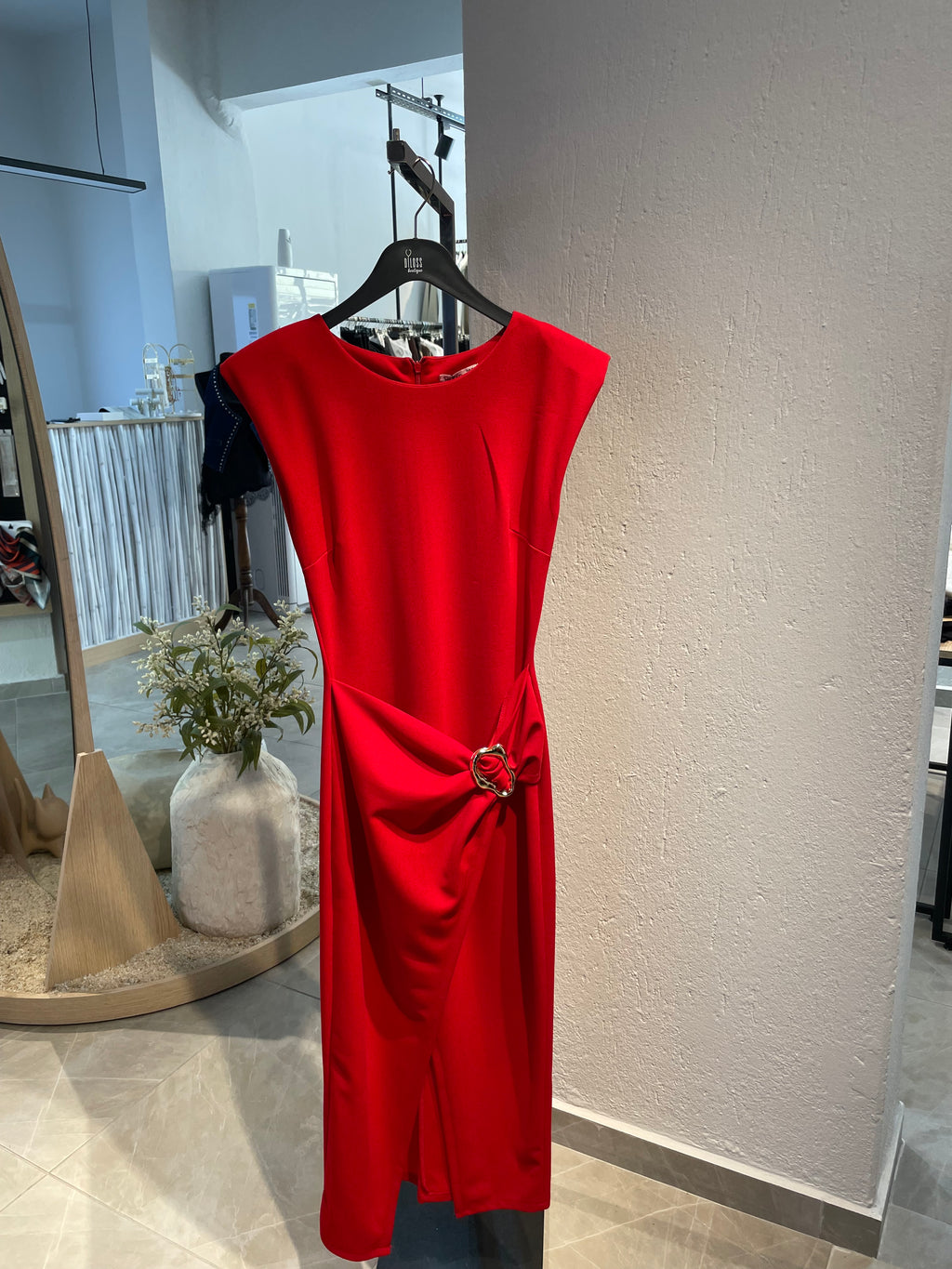 Kırmızı Tokalı Elbise