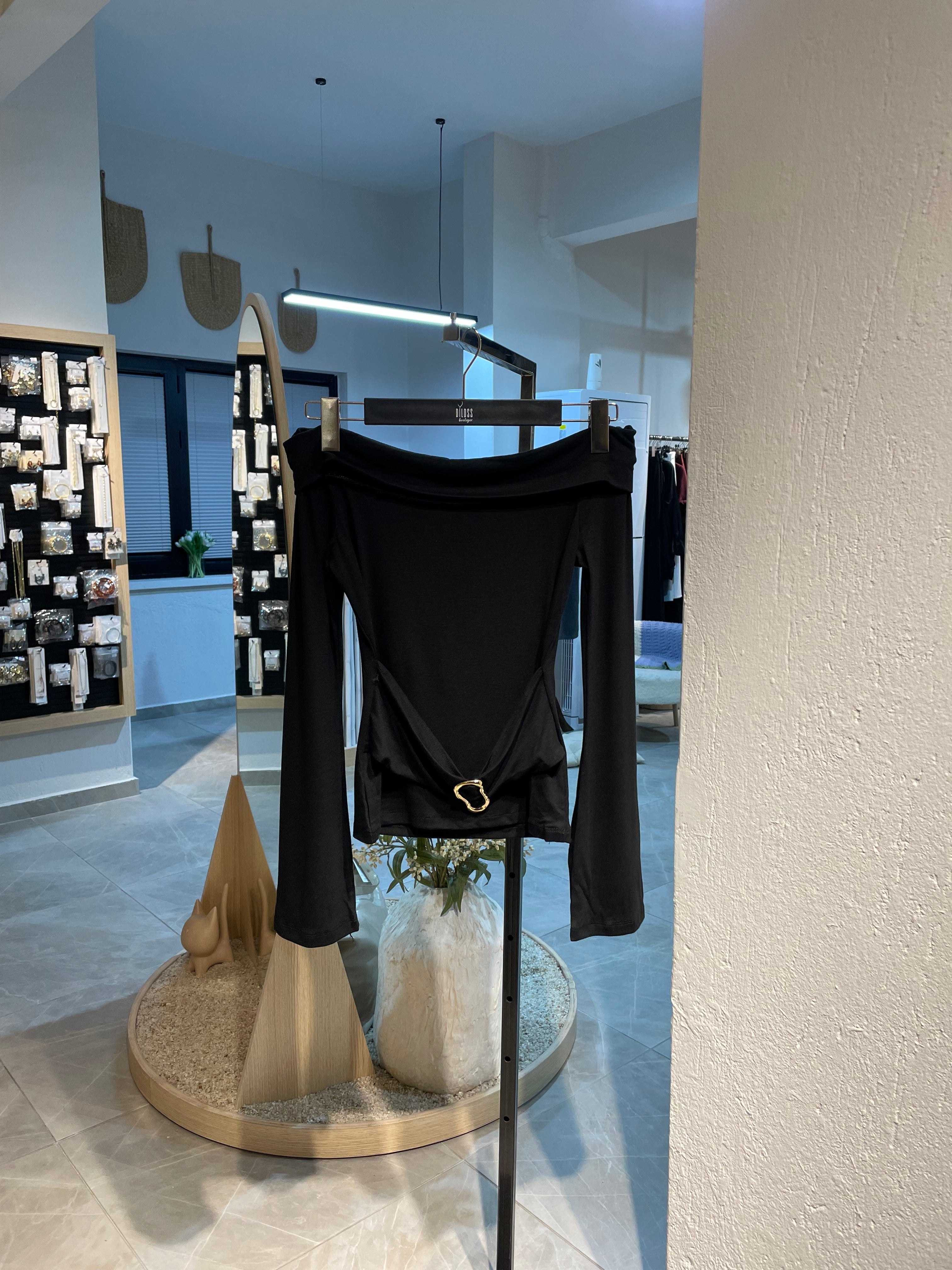 Tokalı Kayık Yaka Bluz