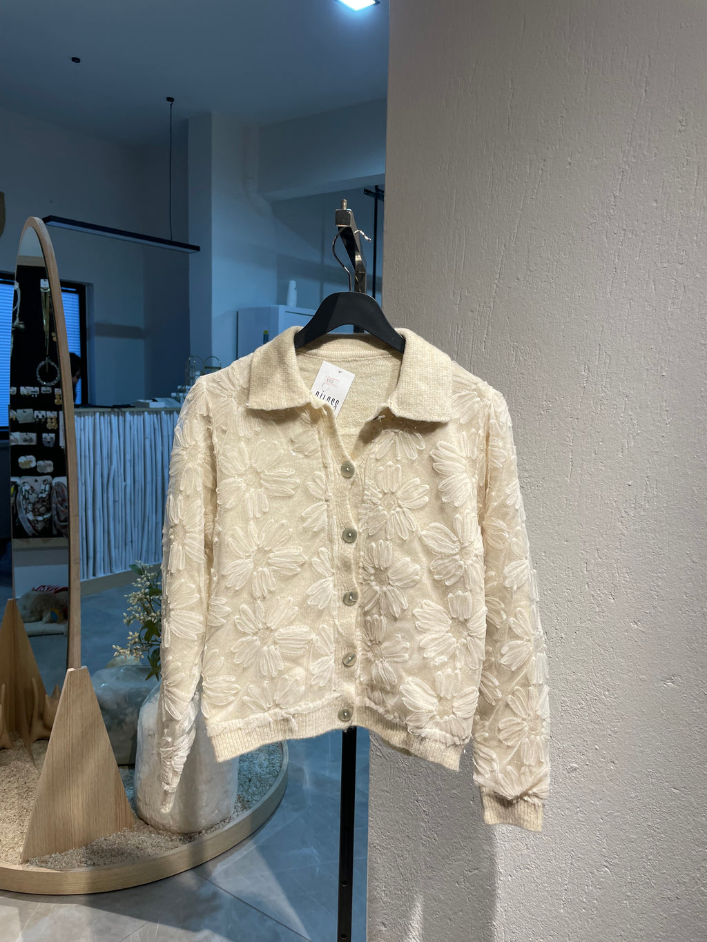 Krem Çiçekli ve Pul Detaylı Hırka