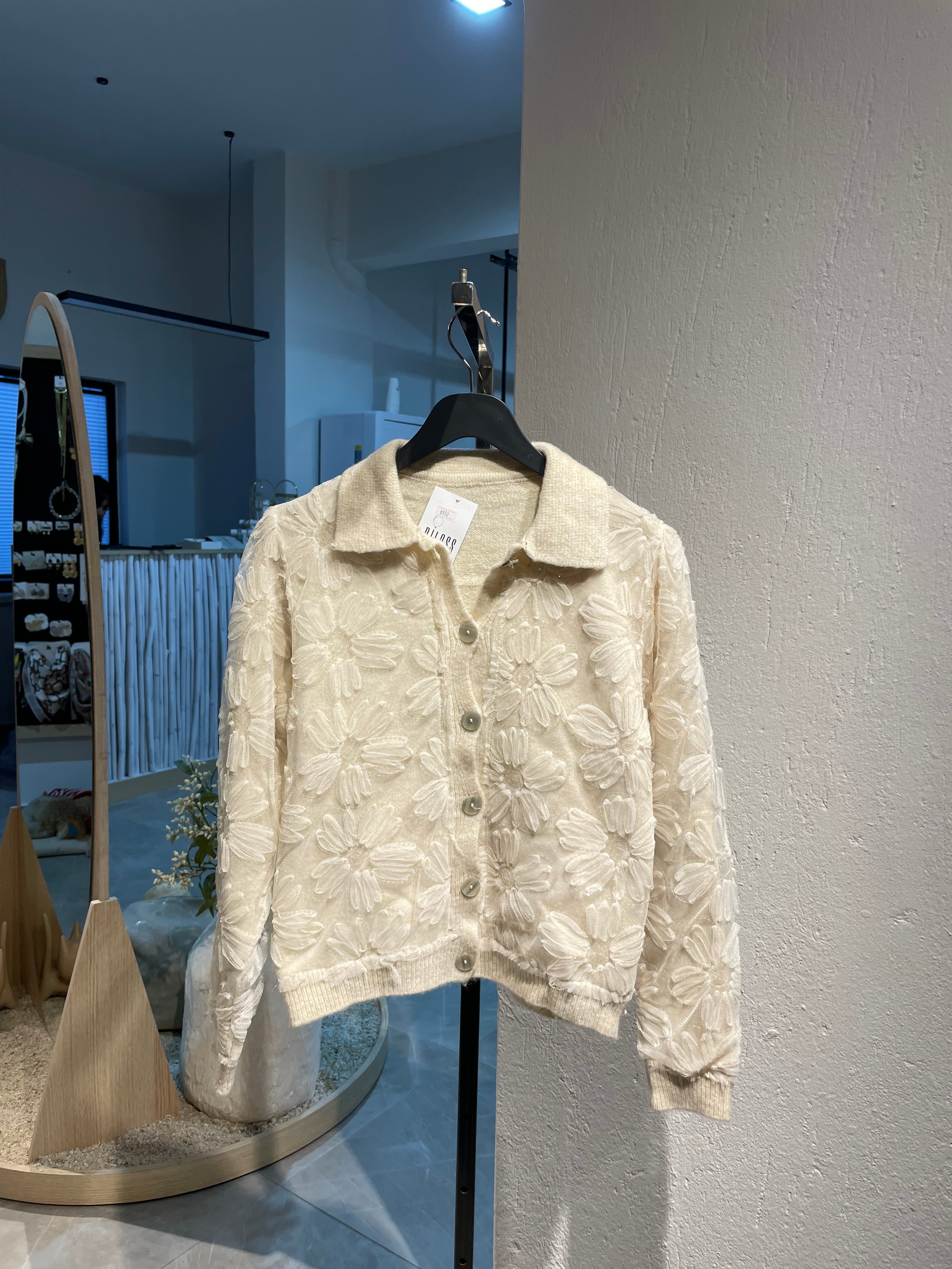 Krem Çiçekli ve Pul Detaylı Hırka