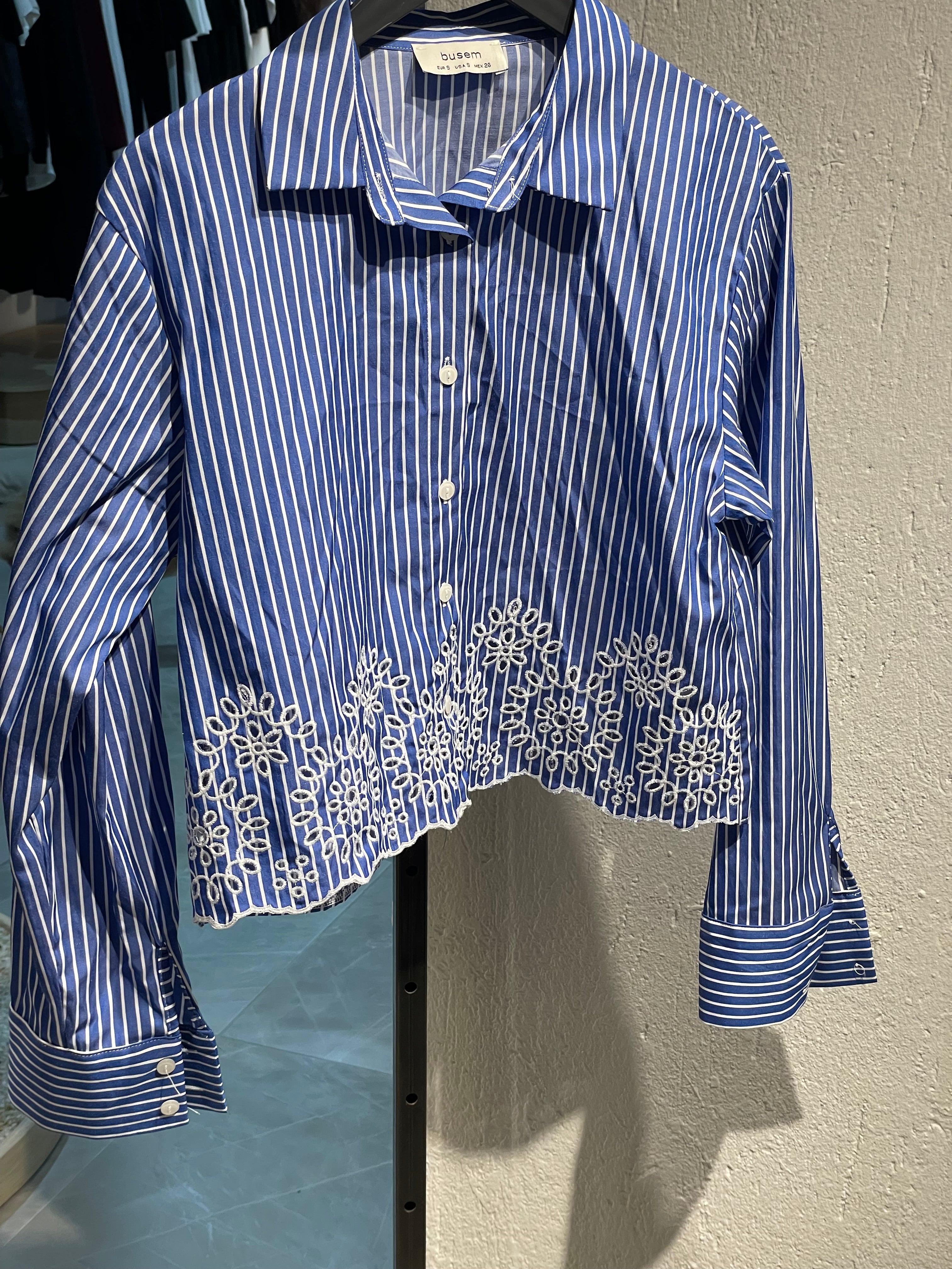 Çiçek Nakışlı Kısa Gömlek