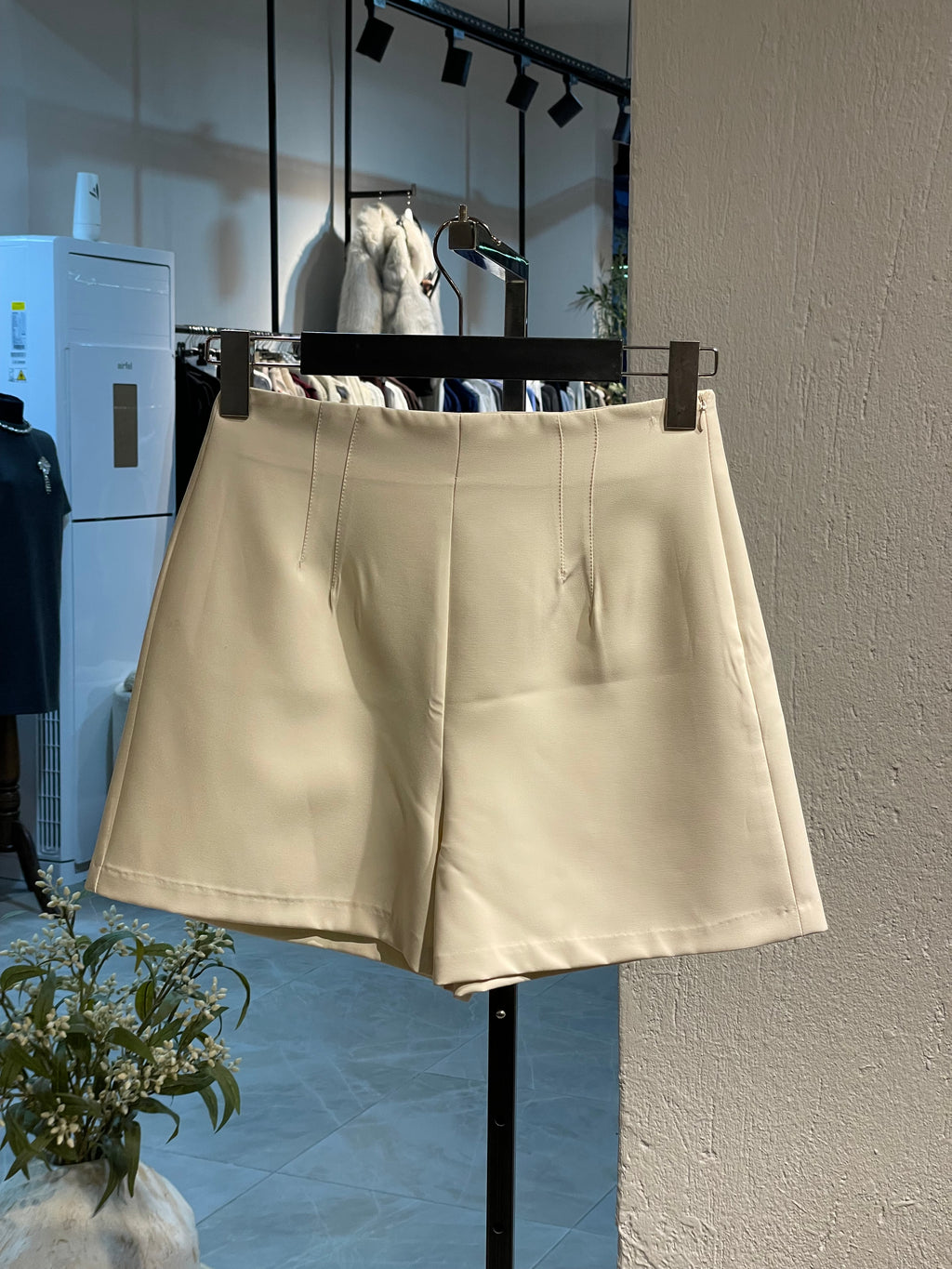 Ekru Düz Kesim Şort