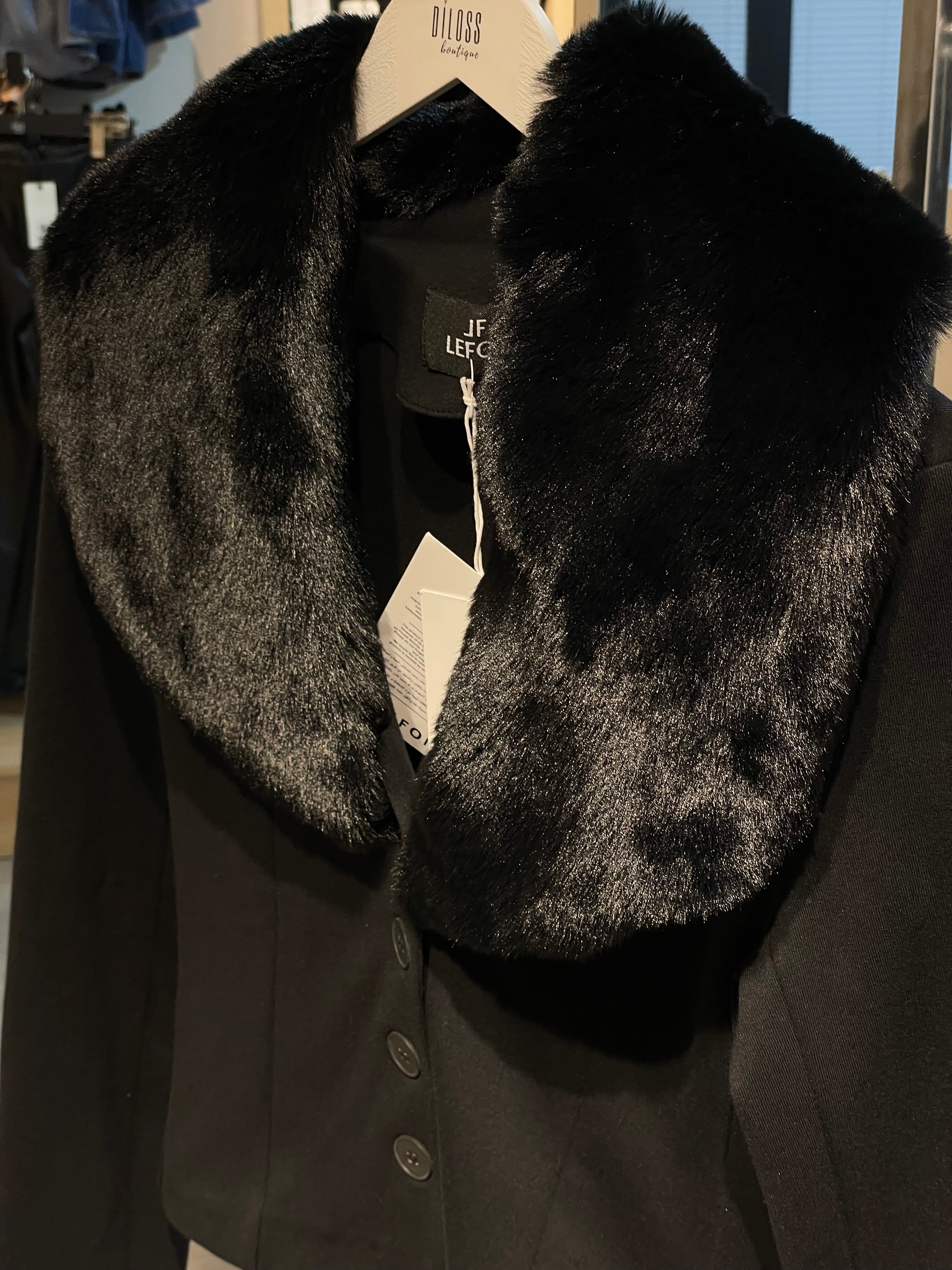 Şık Yakası Kürklü Düğmeli Takım