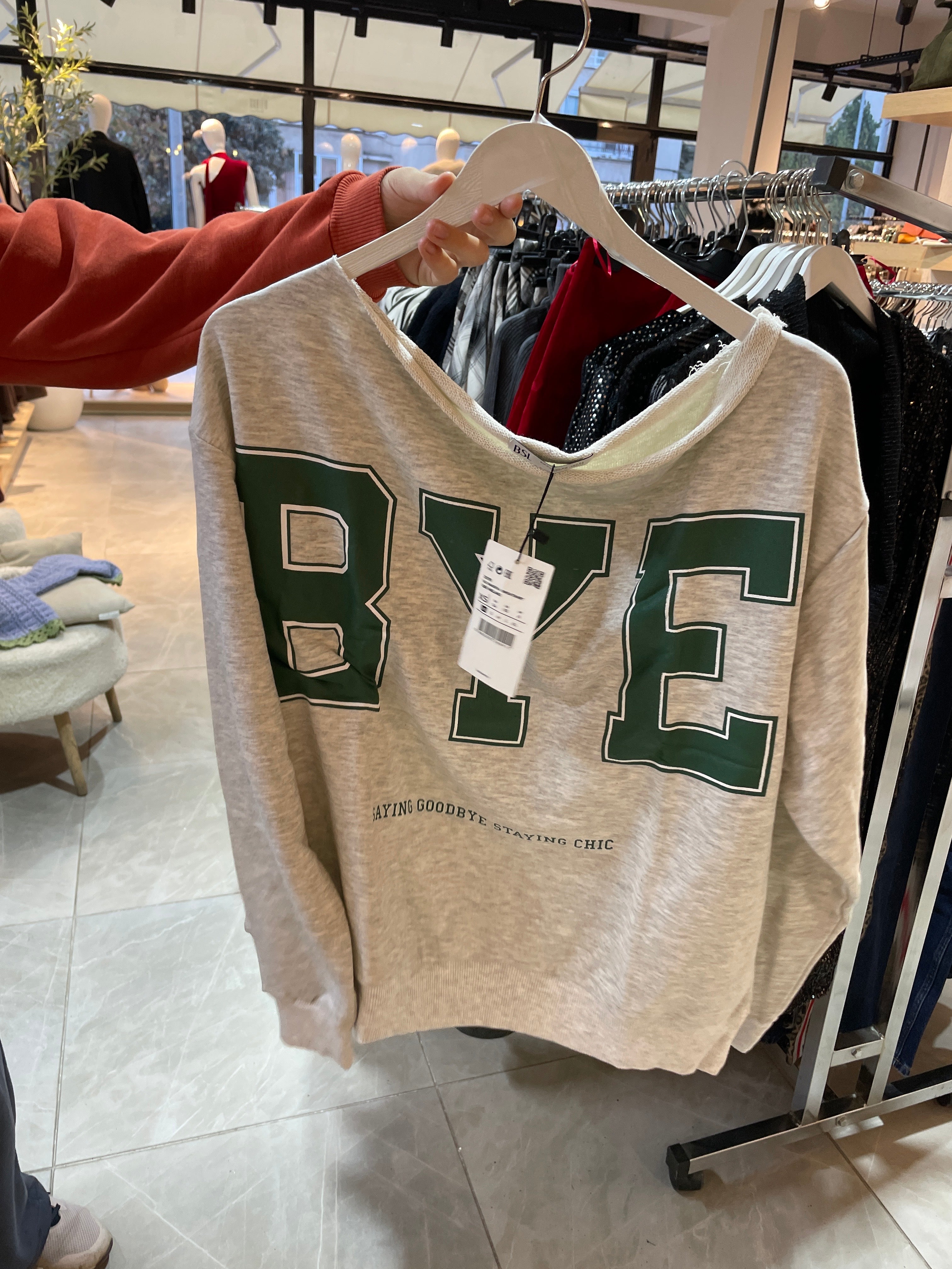 Kayık Yaka Yazılı Gri Sweat