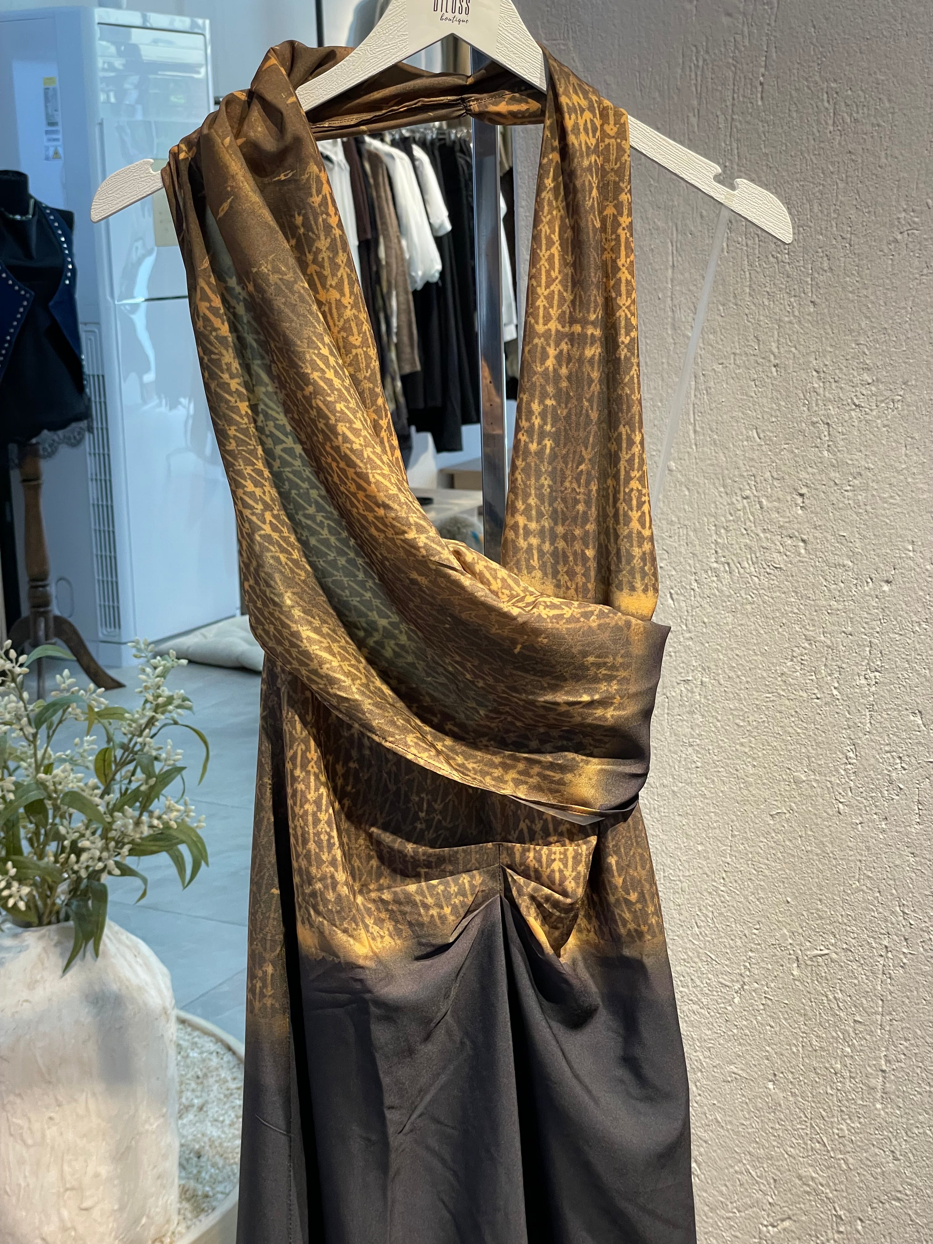 Desenli Asimetrik Kesim Dökümlü Uzun Elbise