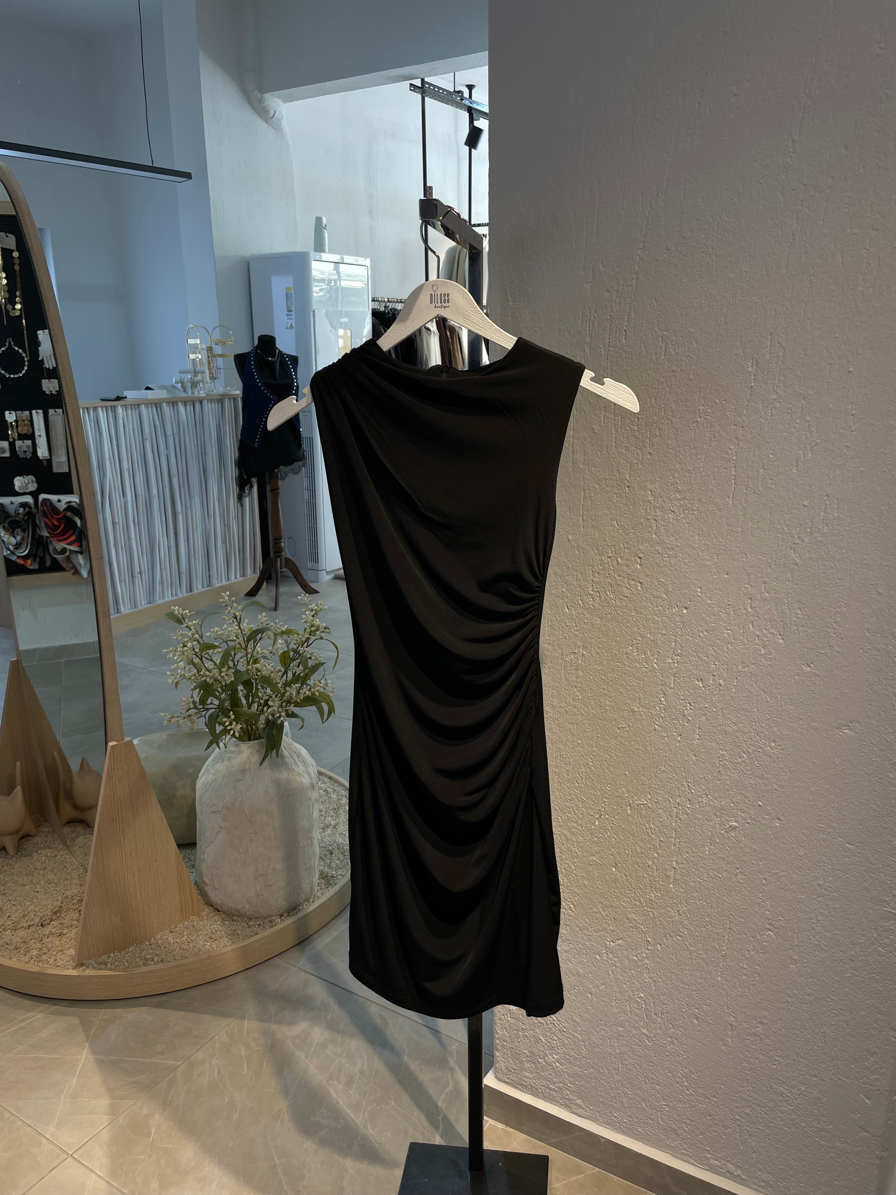 Siyah Drapeli Kısa Elbise