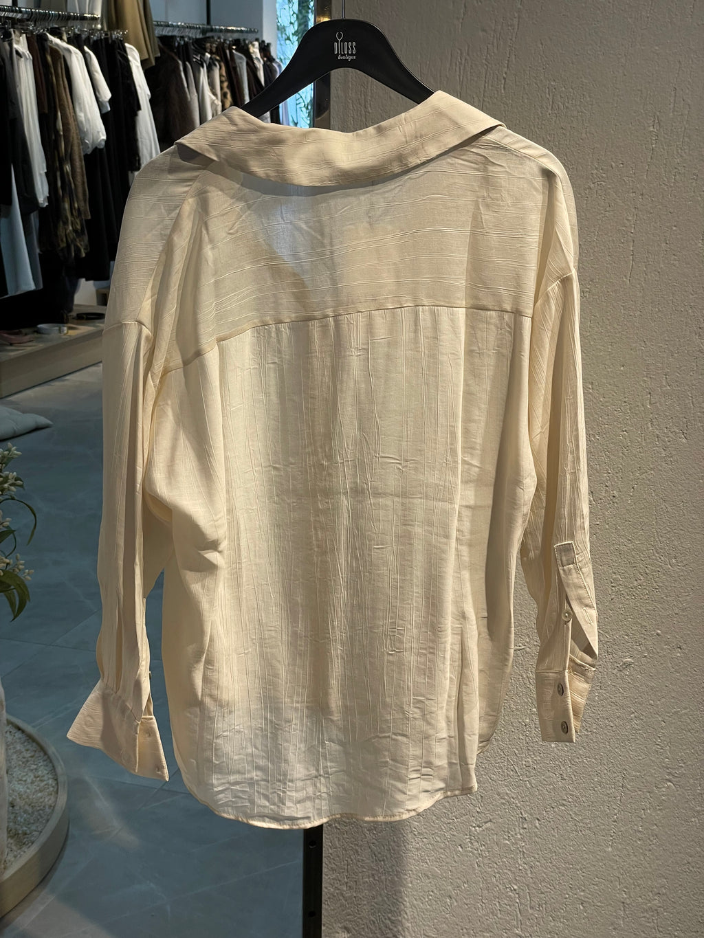 Marka Dökümlü Krem Gömlek